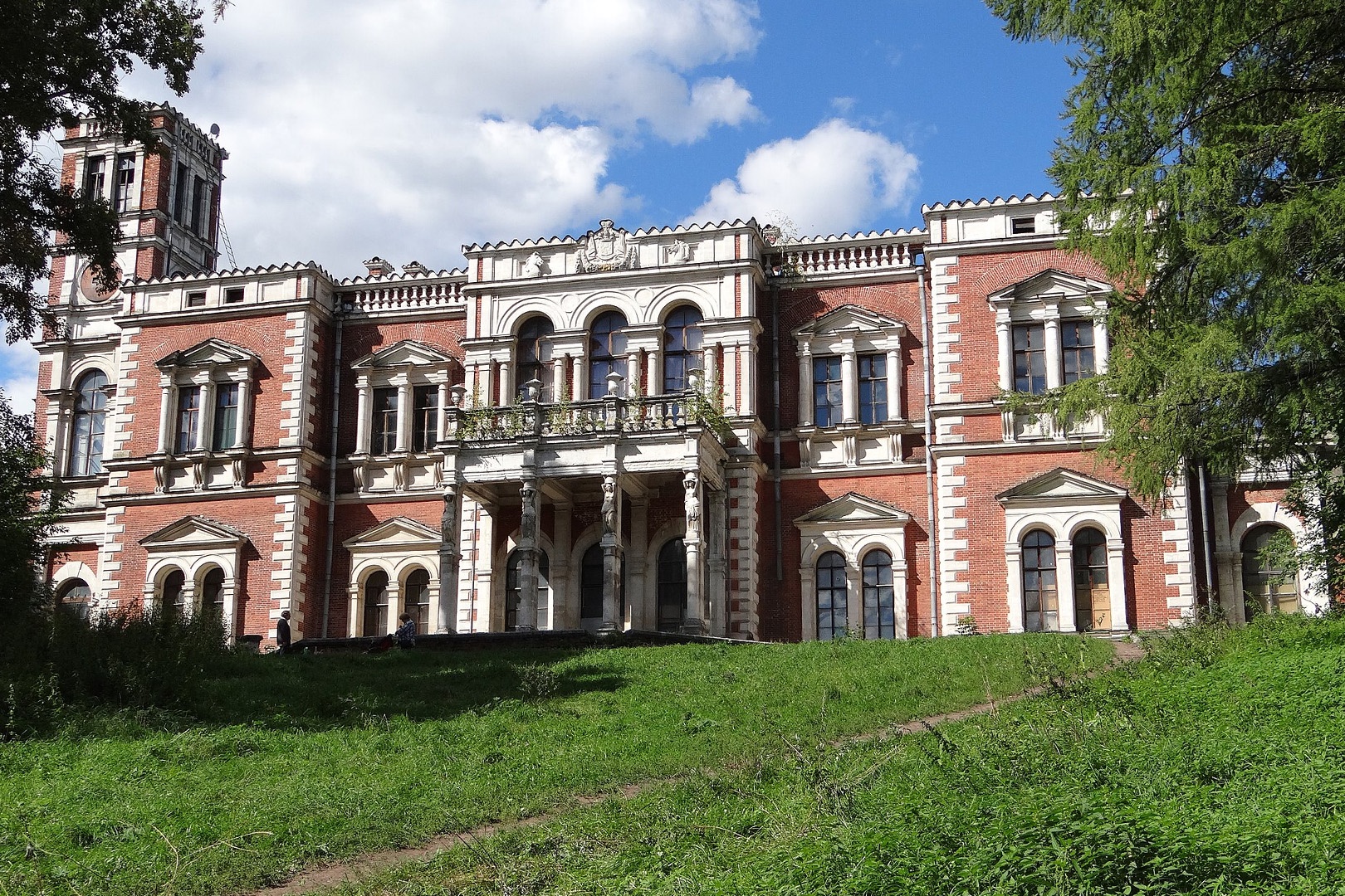 Главный дом Усадьбы Воронцова-Дашкова, вид со стороны реки Быковки. 2016 год. 