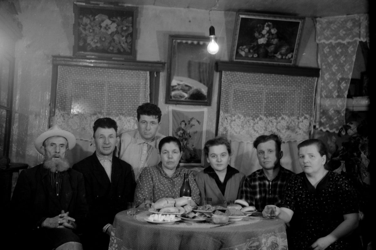 С семьей. Коблов на заднем плане в рубашке.