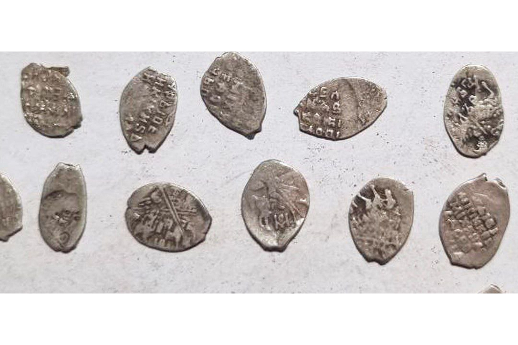 В жилых покоях на втором этаже был обнаружен большой керамический горшок с серебряными чеканными монетами. 