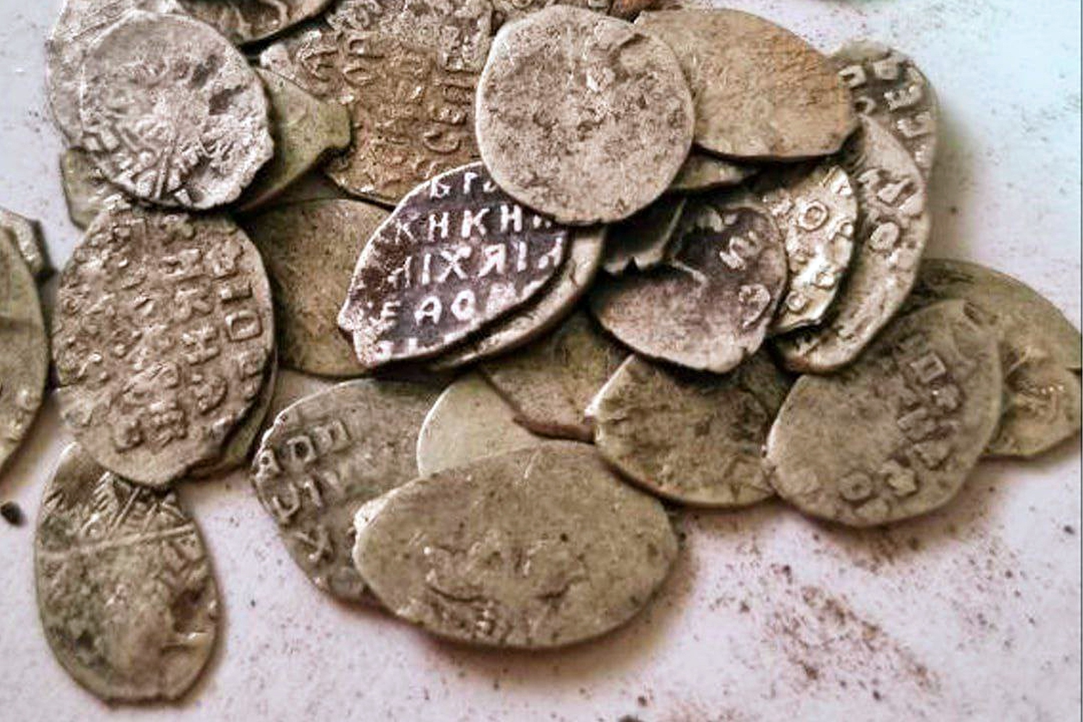 Клад серебряных монет обнаружили в историческом здании палат купца Аверкия Кириллова на Берсеневской набережной в Москве. Сейчас здесь идет реставрация.