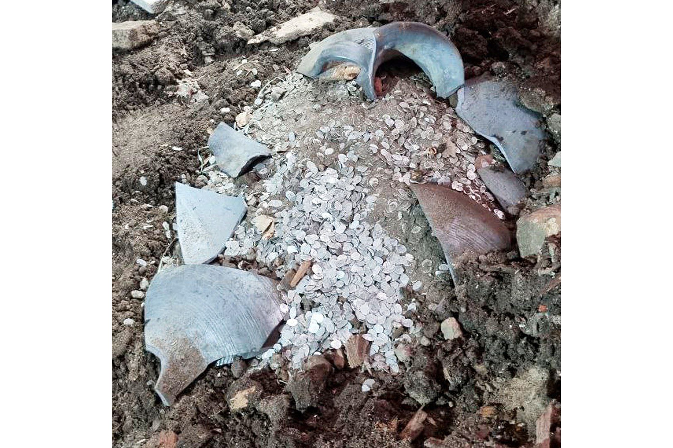 В разбитом огромном горшке лежали более 20 000 серебряных монет.