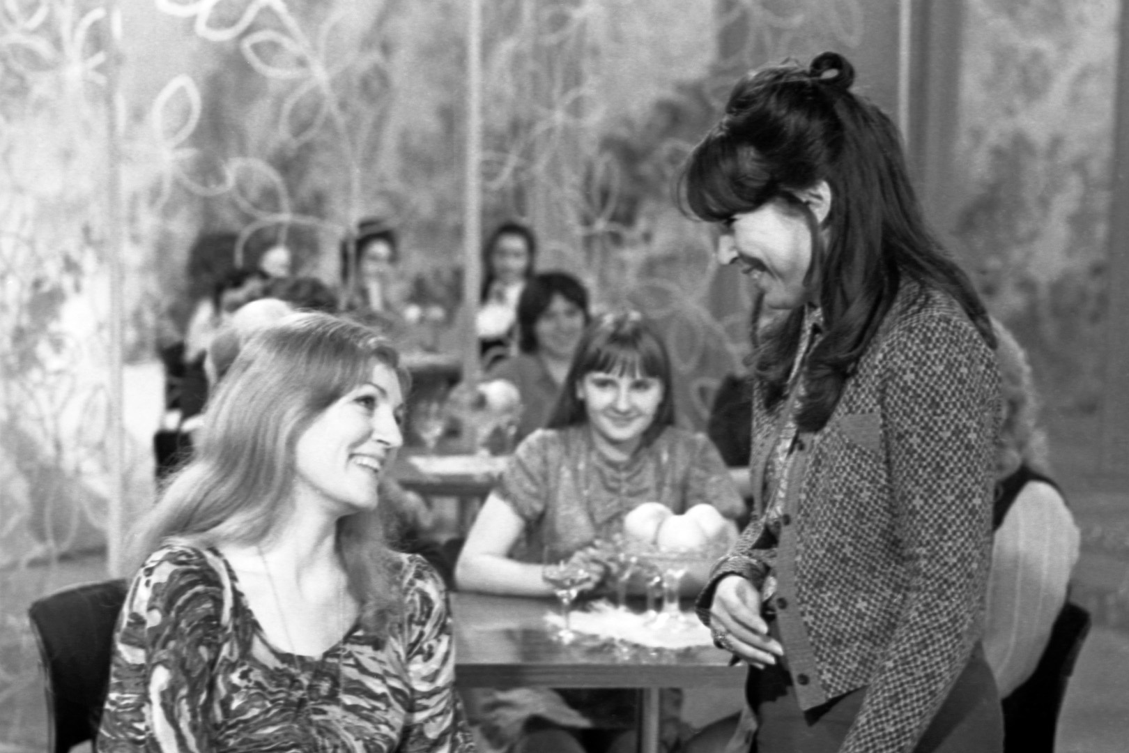 Польская певица и композитор немецкого происхождения Анна Герман (слева) во время общения с одной из участниц дней польской культуры в СССР, посвященных тридцатилетию Польской Народной Республике. 1974 год. 