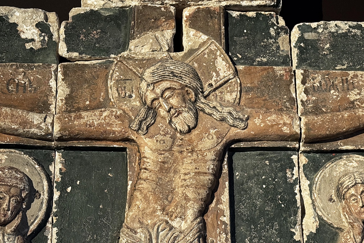 Камень с изображением части креста и нимба Иисуса Христа (Святославов крест). 1230-е