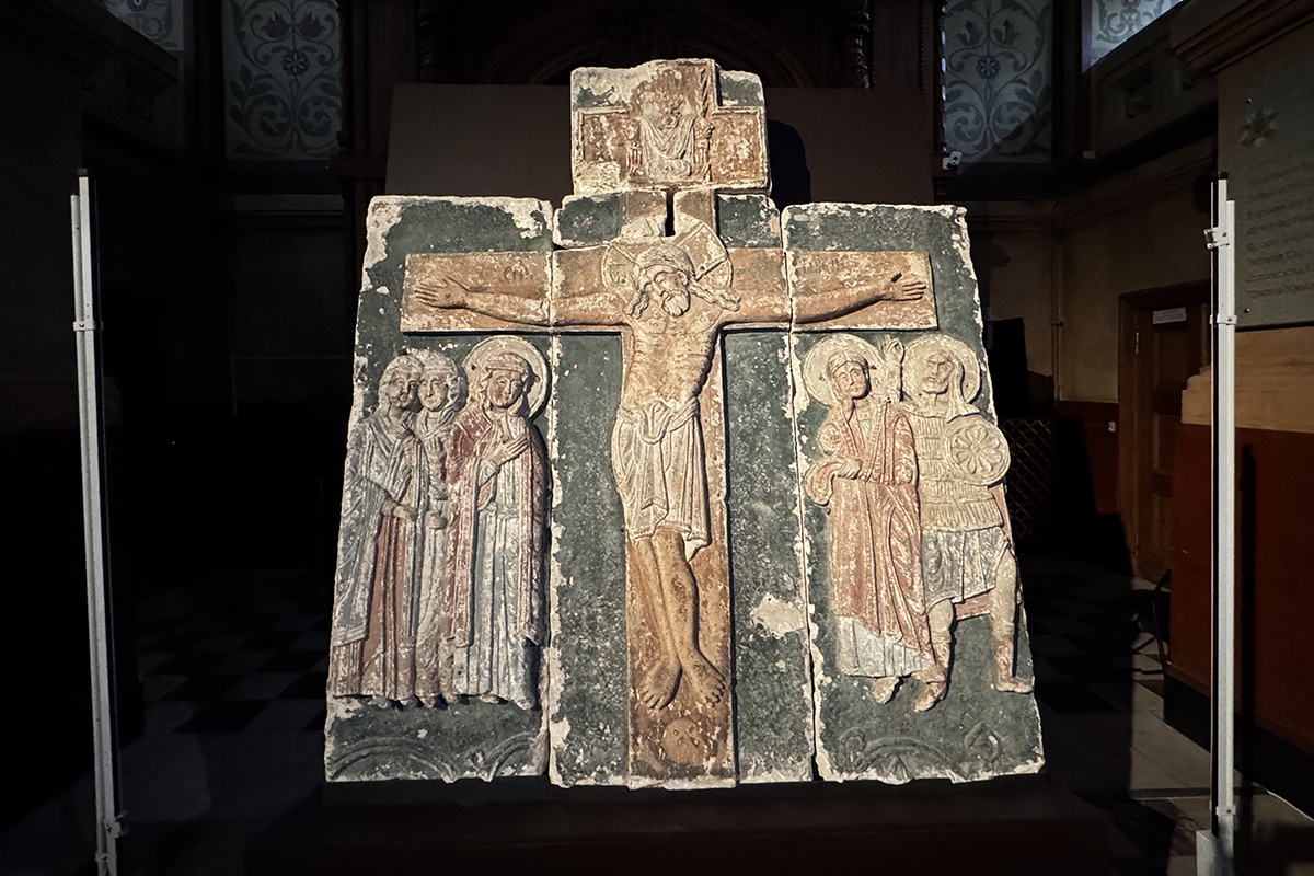 Камень с изображением части креста и нимба Иисуса Христа (Святославов крест). 1230-е