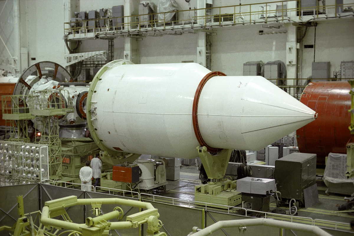 Орбитальная научная станция "Мир" во время наземной подготовки