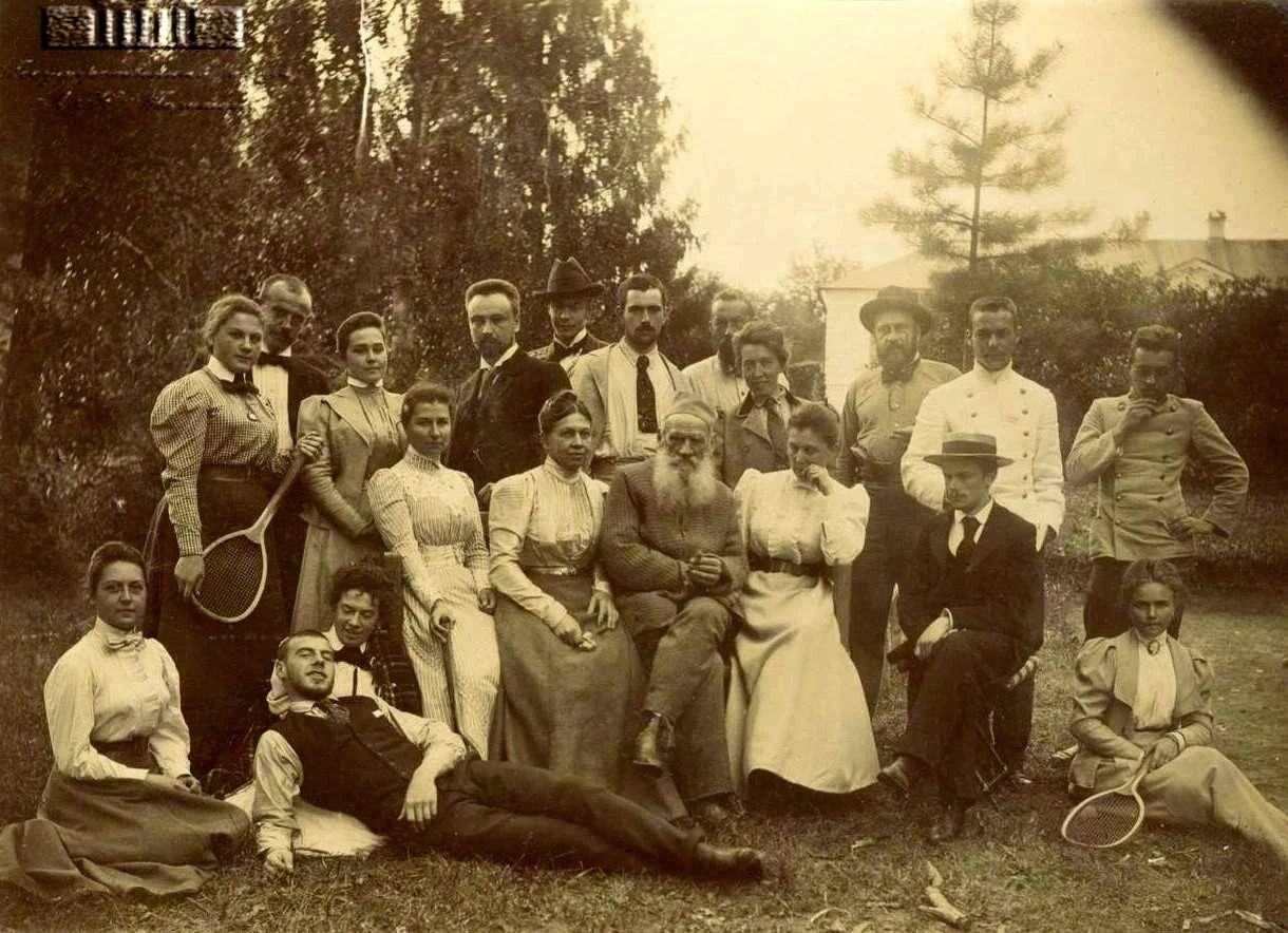 Л. Н. Толстой в кругу родных и знакомых на теннисной площадке около дома. 1899 год