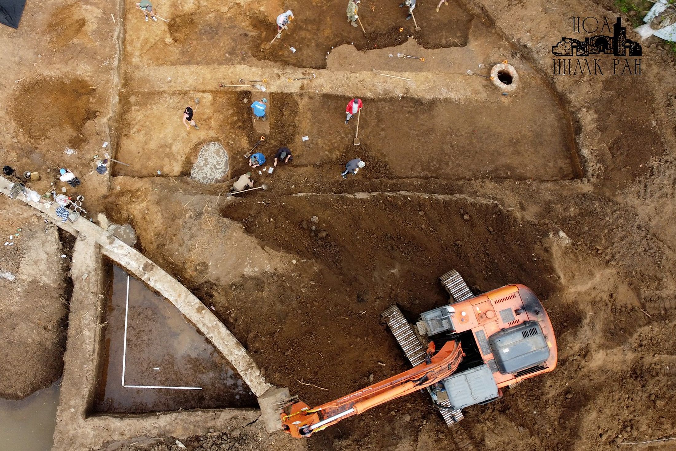 На месте недавно разрушенного Речного вокзала в Твери археологи провели работы.