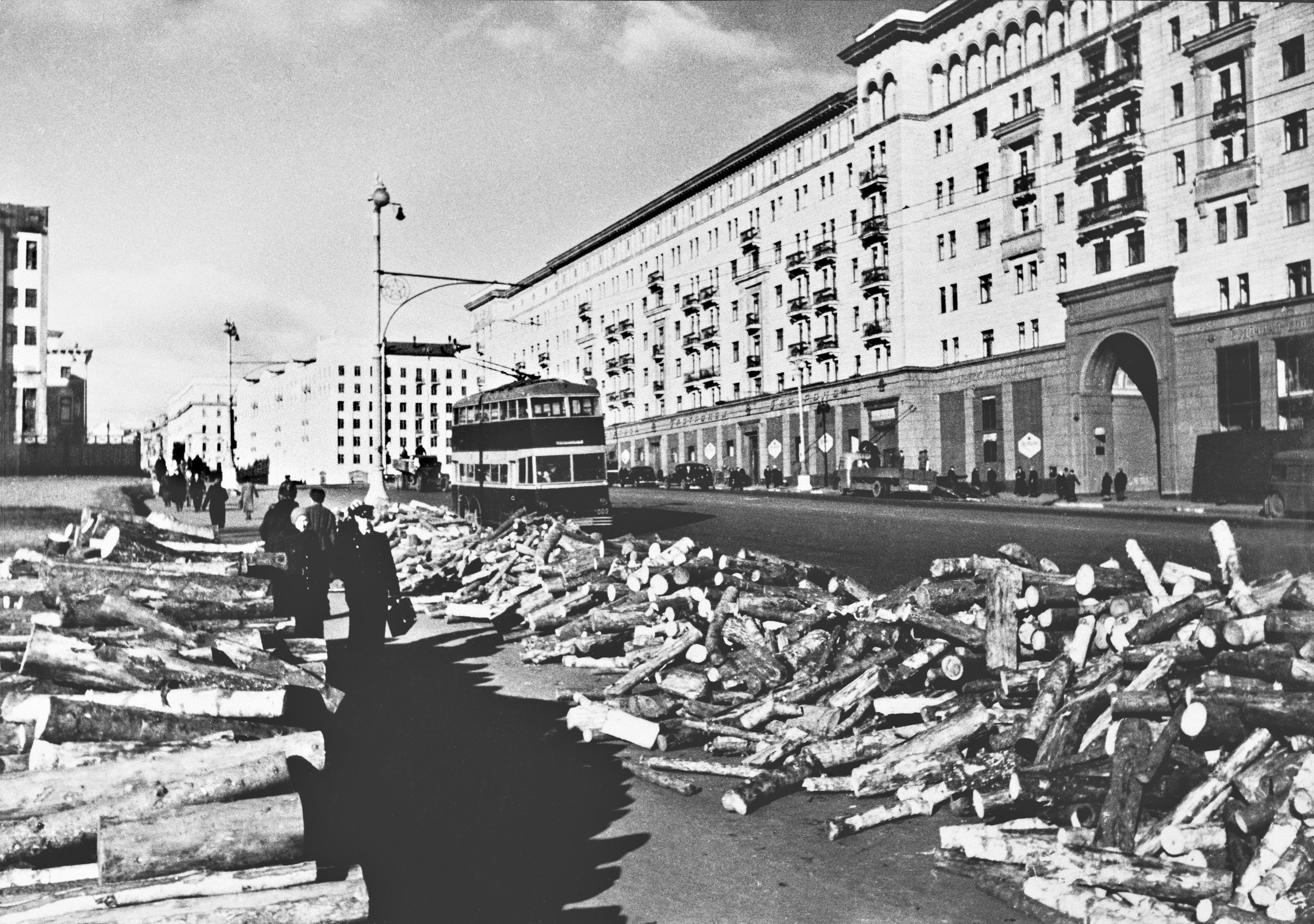 Прифронтовая Москва. Заготовленные на зиму дрова на улице Горького. На дороге - троллейбус ЯТБ-3.