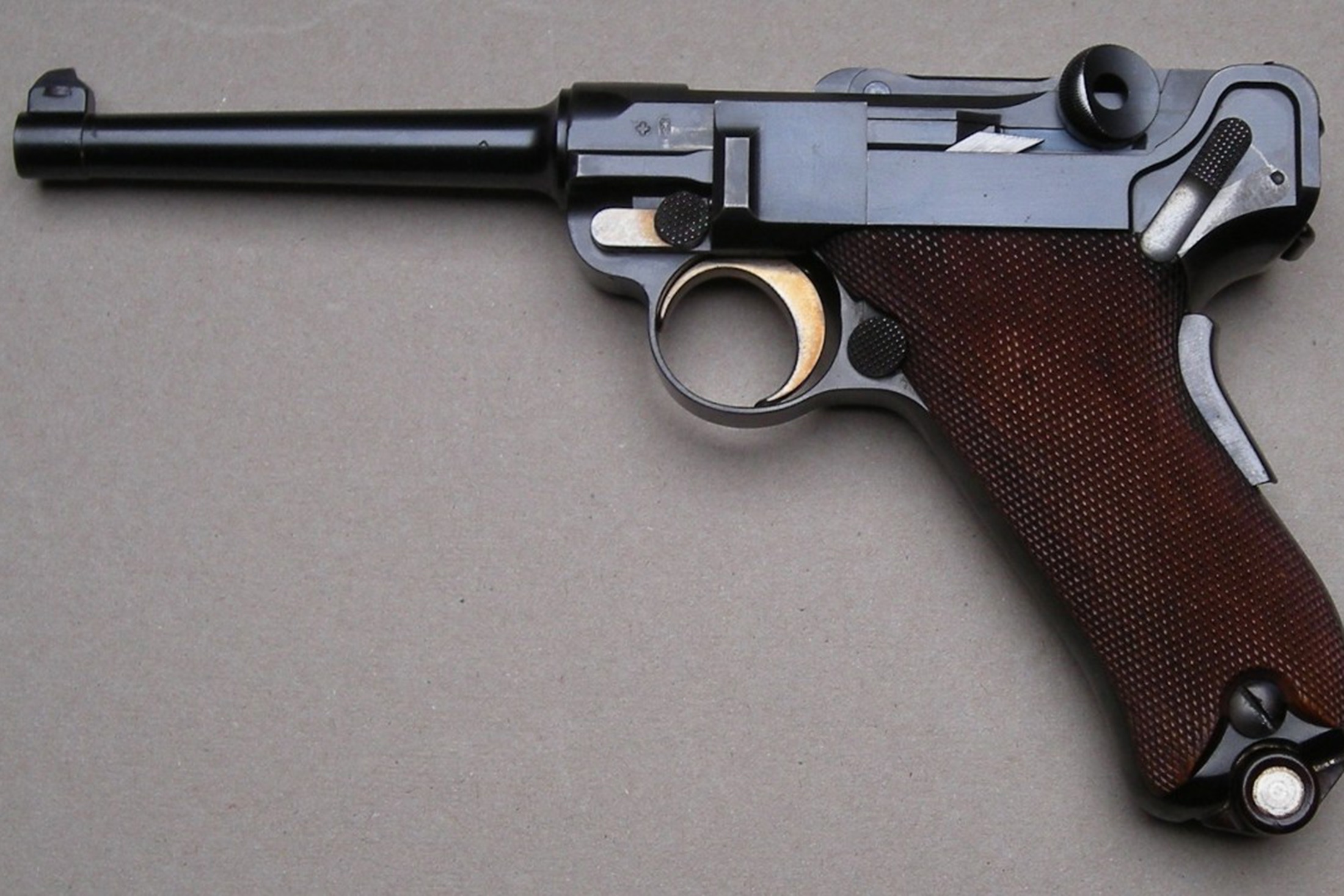 Найденный в квартире Джабраилова самозарядный пистолет Luger принадлежит к оружейным раритетам.