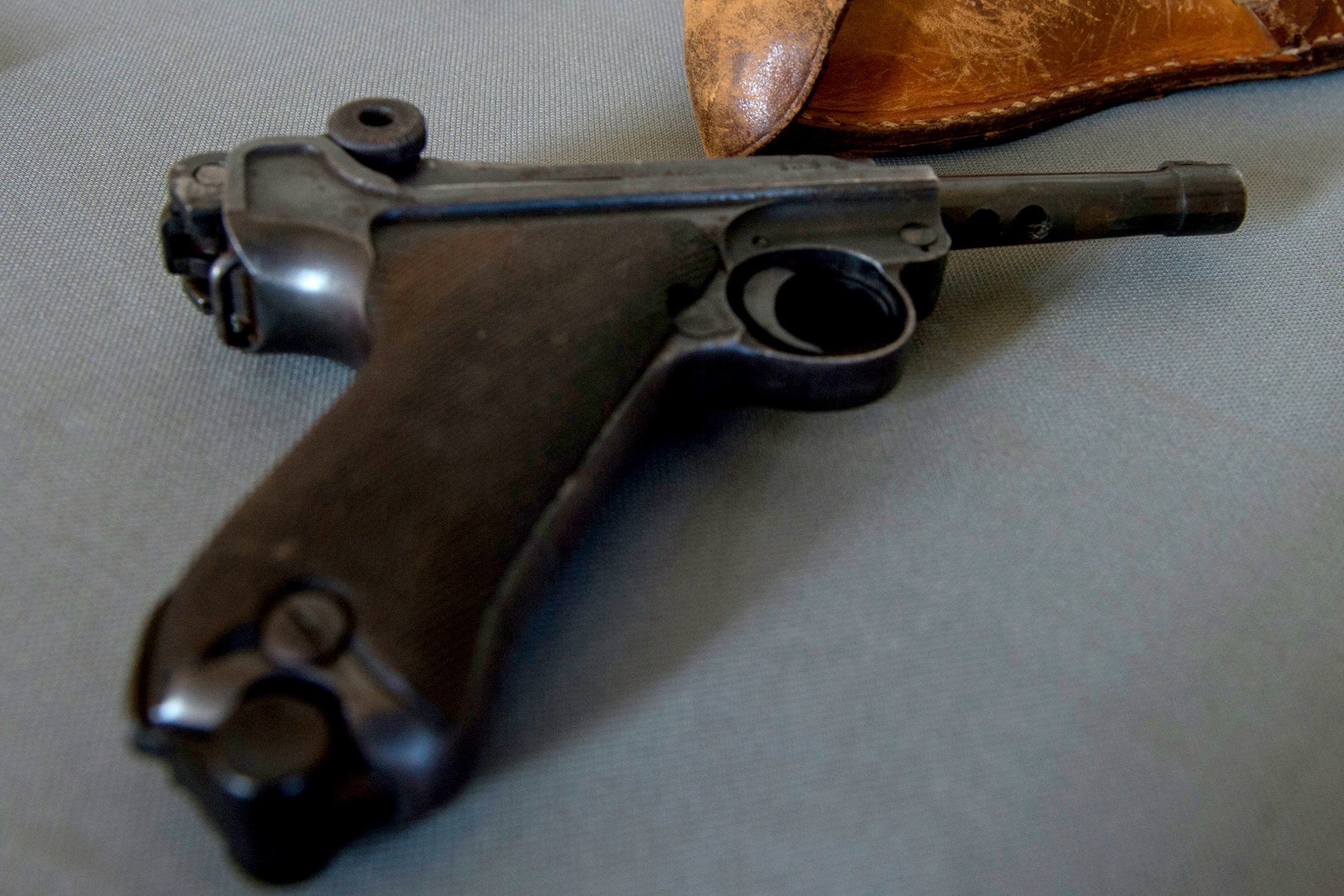 Пистолет участвовал в двух мировых войнах.