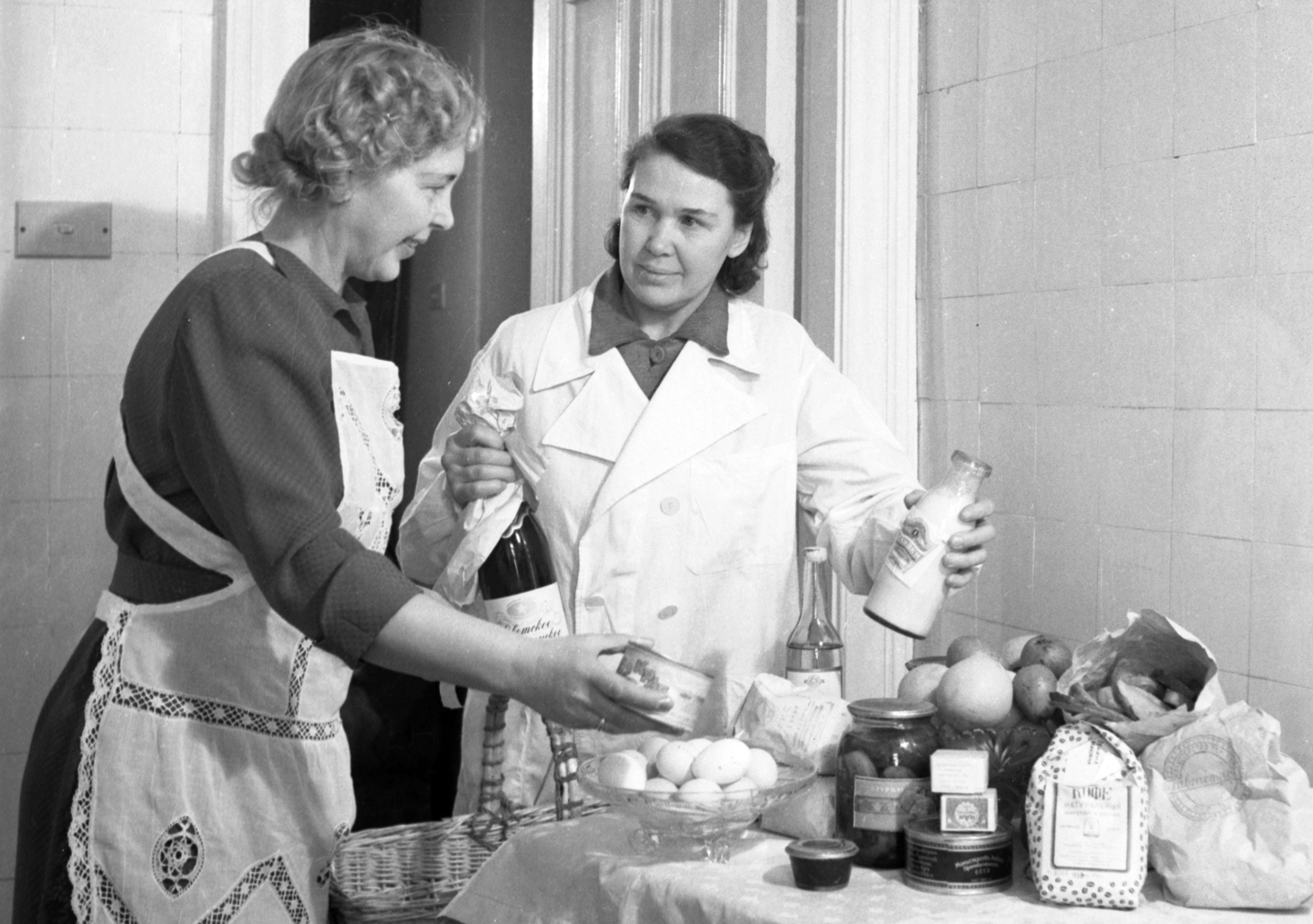 Помощницы по хозяйству. Курьер  доставляет московской хозяйке заказанные продукты на дом. 1953 год