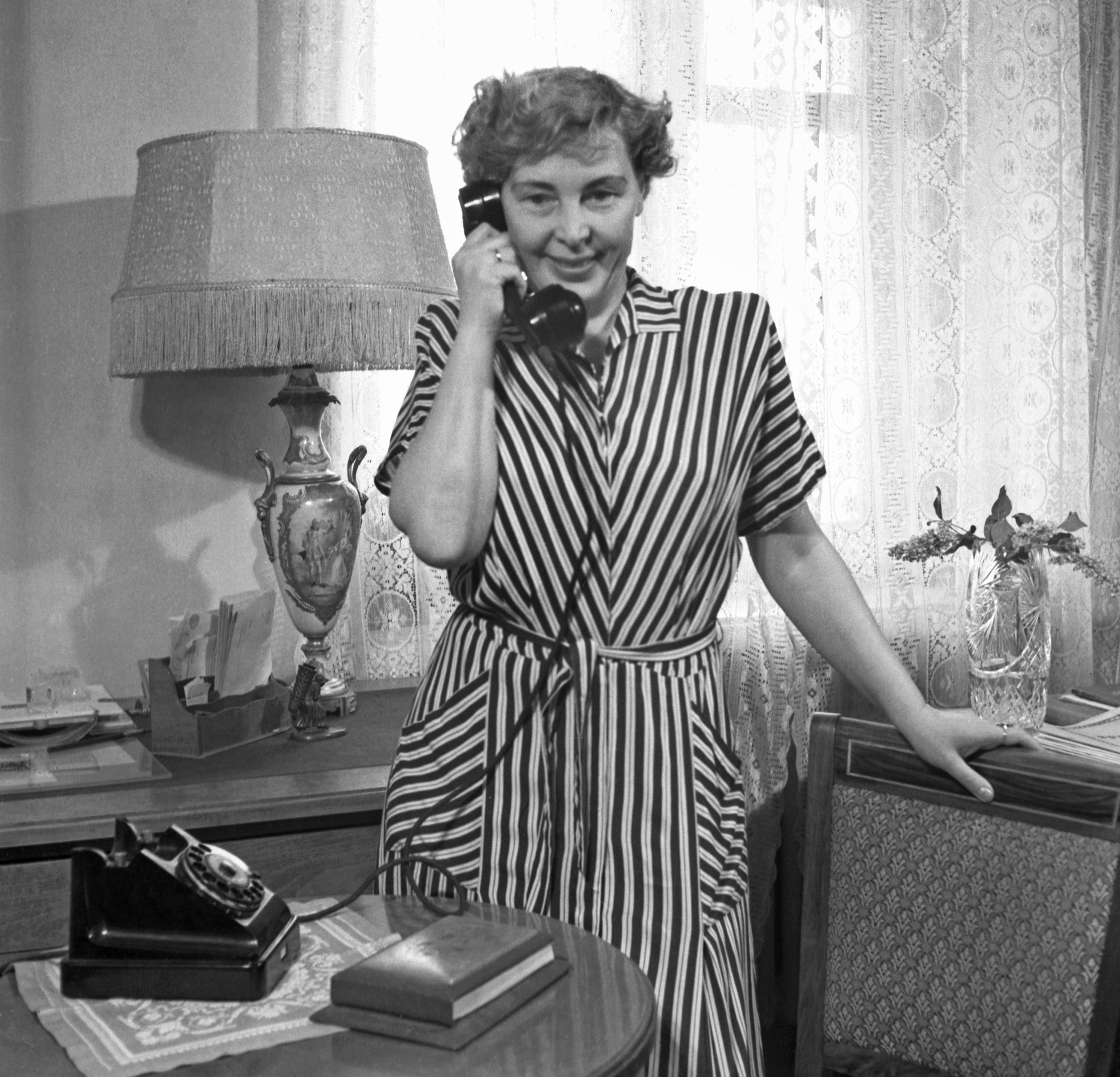 Москвичка Валентина Сыроватко заказывает в магазине продукты с доставкой на дом. 1953 год