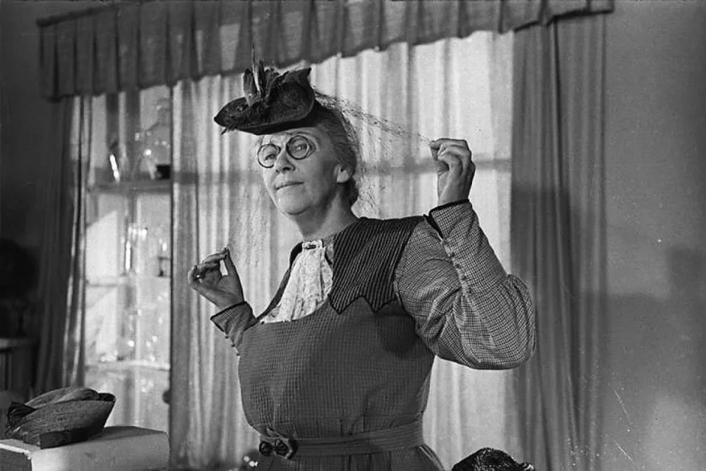 Фаина Раневская в роли домоправительницы Маргариты Львовны в фильме "Весна". 1947