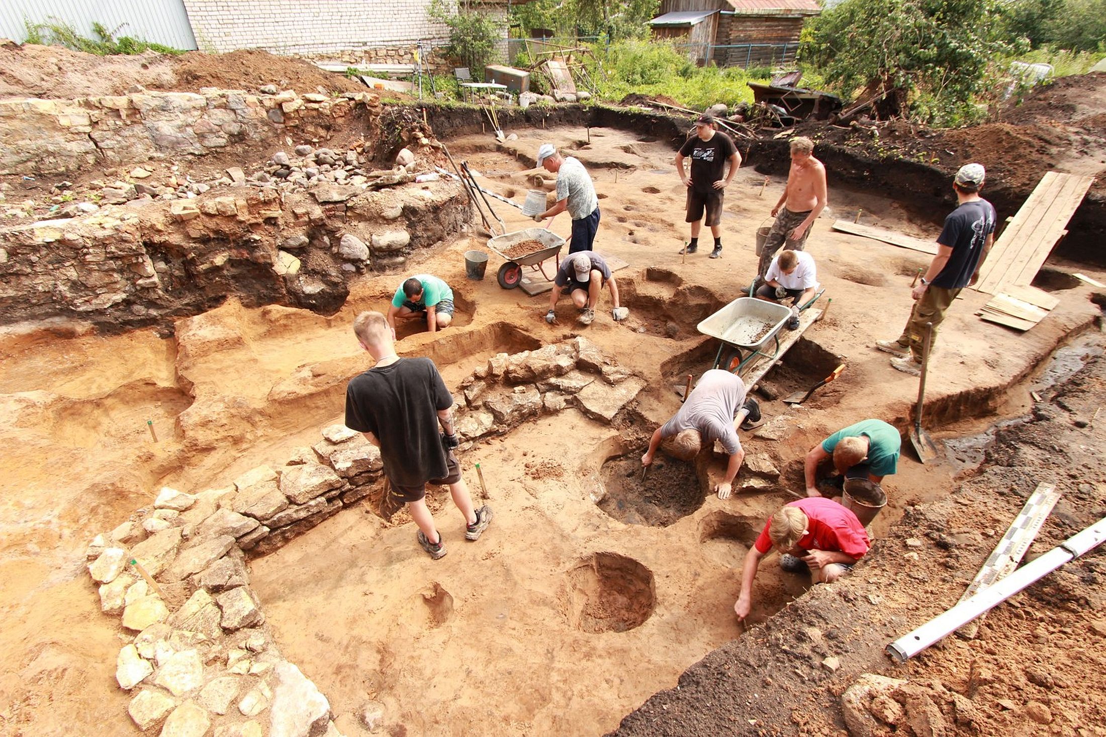 Раскоп площадью 252 квадратных метра располагался в 60 метрах западнее Дмитриевской церкви, которая была взорвана в 1932-1933 годах.