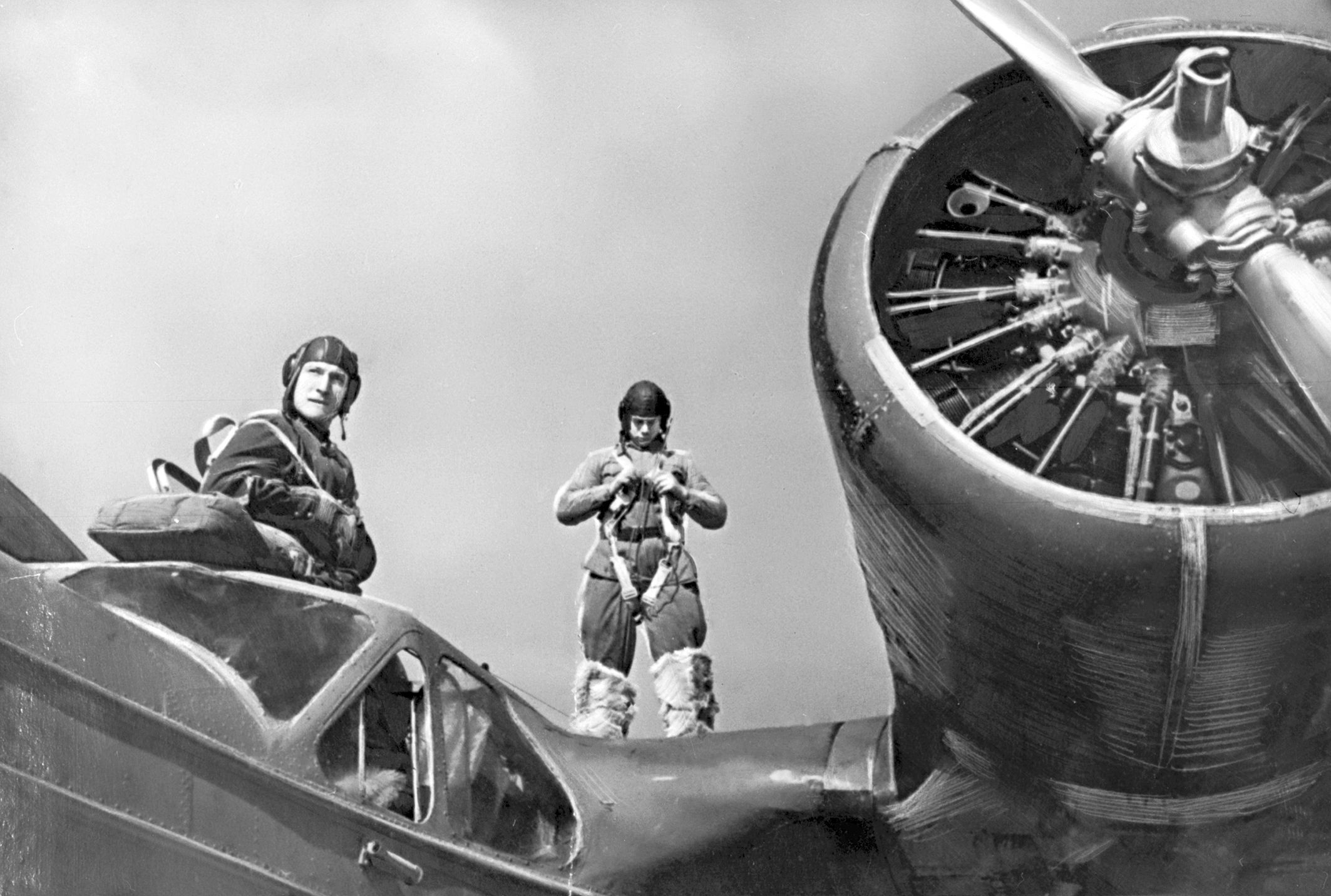 Экипаж морского бомбардировщика готовится к полету. Черноморский флот.
1943 г.