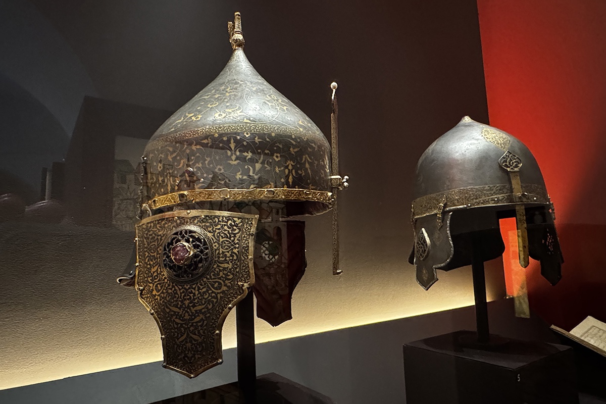Слева - шлем "Шапка кучумовска". Первая половина XVII в. Справа - шлем, принадлежал яркендскому хану Мухаммеду. Конец XVI - XVII в.