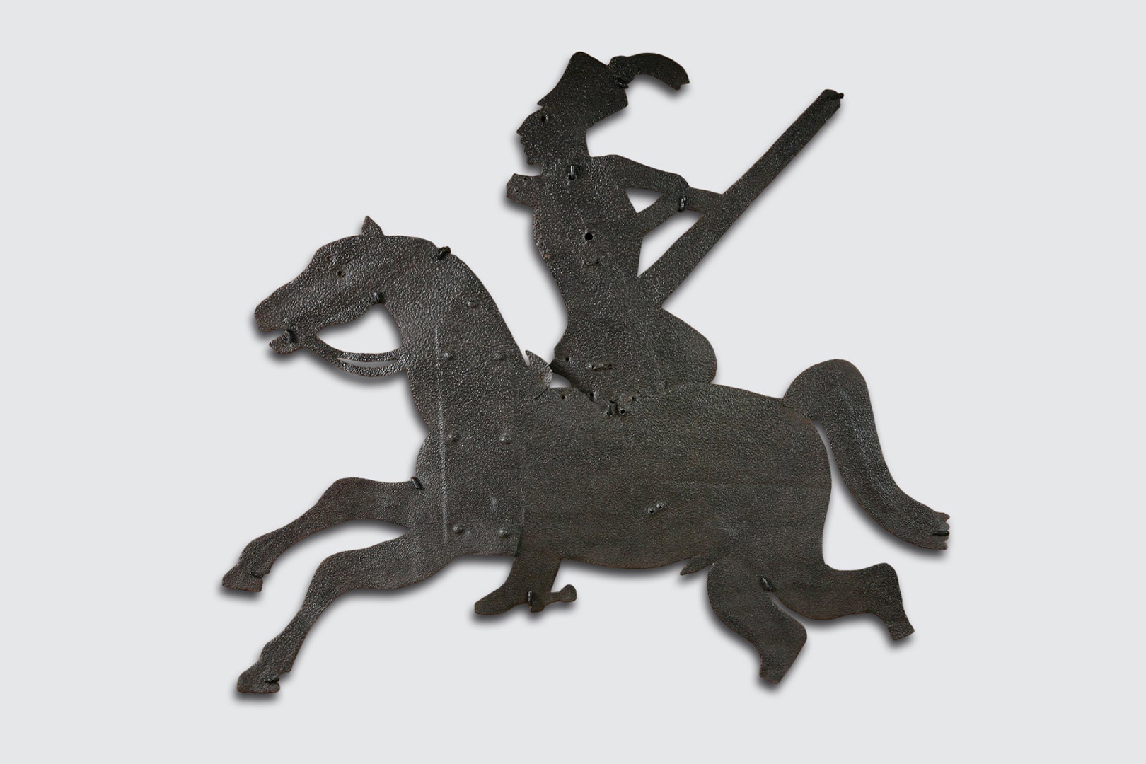 Музей-заповедник "Коломенское" представил уникальный проект - "Архитектура древнего города. Люди и технологии".  На выставке можно не только увидеть артефакты, но и понять, как создавался исторический облик Москвы. На фото: флюгер. XIX в. 