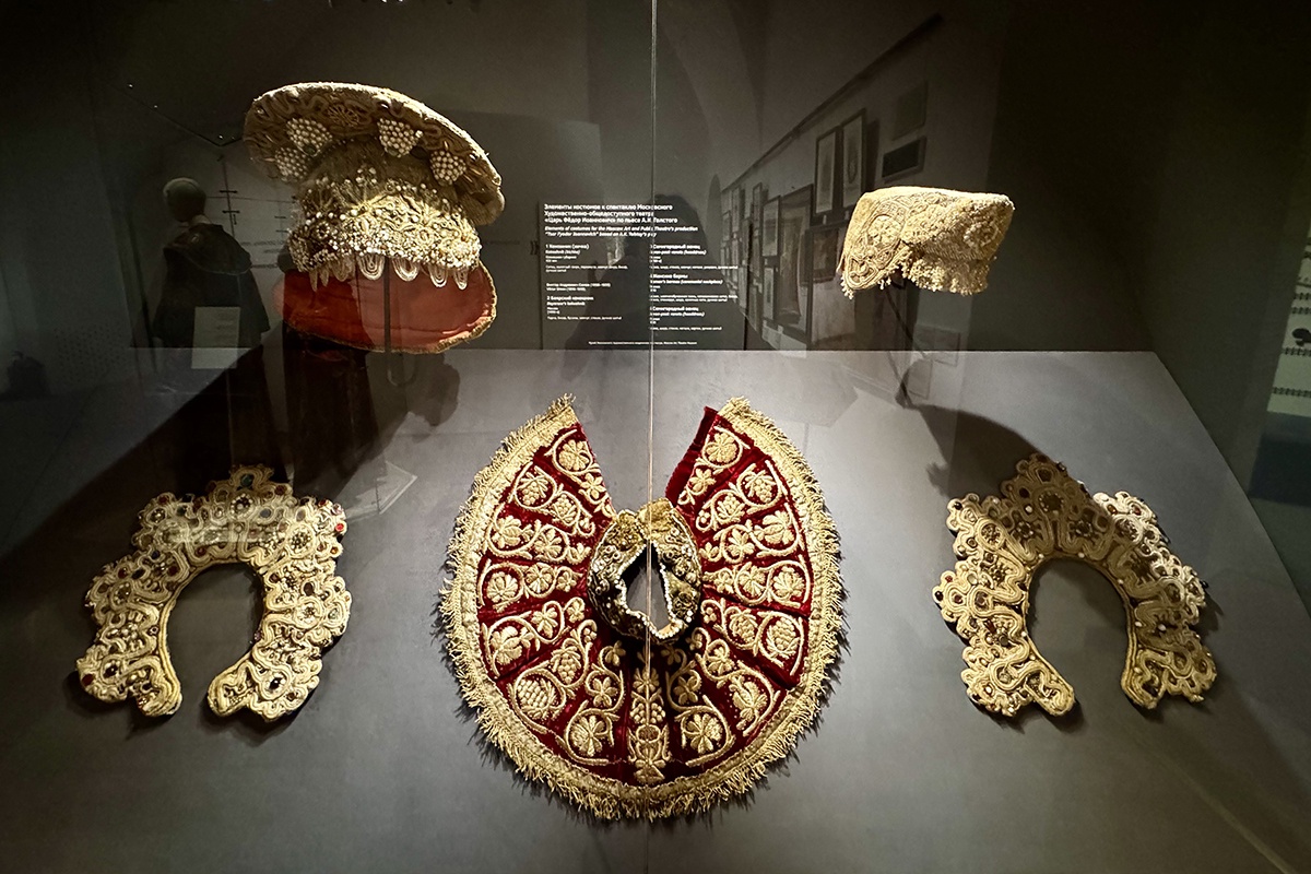 Элементы костюмов к спектаклю Московского Художественно-общедоступного театра  "Царь Федор Иоаннович" по пьесе А.К. Толстого