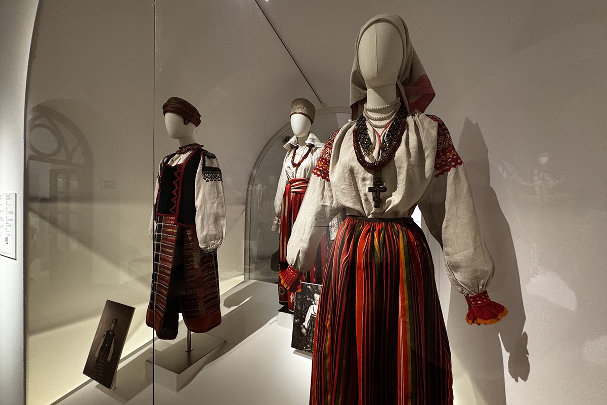 Женский костюм. Слева направо - Воронежской, Тамбовской и Смоленской губерний. Вторая половина XIX в.