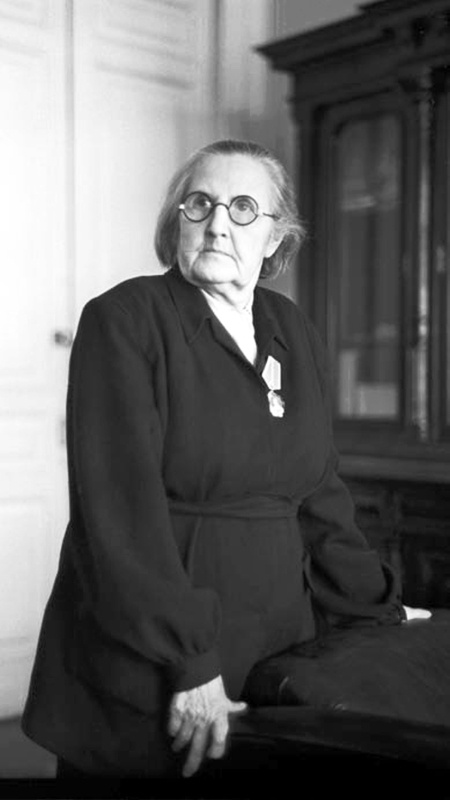 Е. В. Мартьянова - директор женской школы № 29 им. А. С. Грибоедова, кавалер двух орденов Ленина. Проработала в сфере народного образования свыше 50 лет.