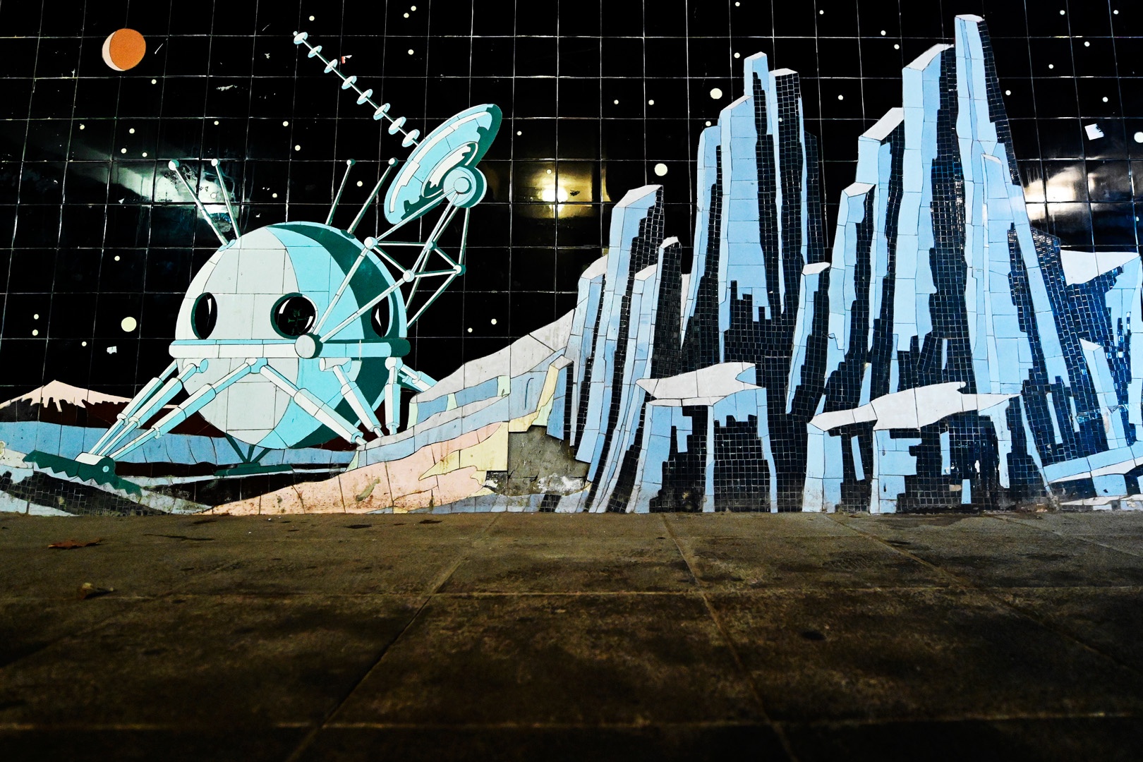 Покорение Ганимеда. Подземный переход пер. Кировский - ул. Большая Садовая, Ростов-на-Дону.
