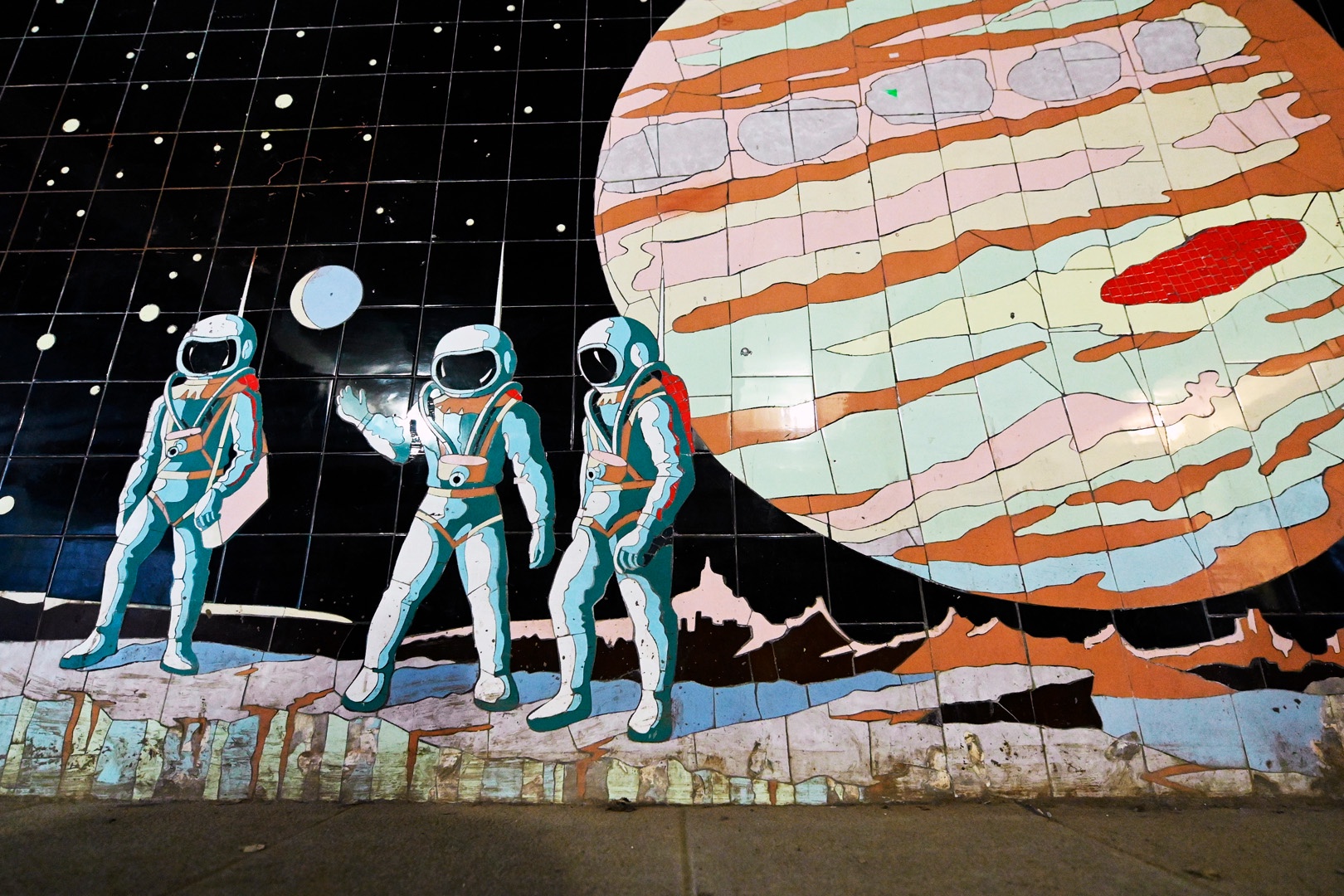 Покорение Ганимеда. Подземный переход пер. Кировский - ул. Большая Садовая, Ростов-на-Дону.
