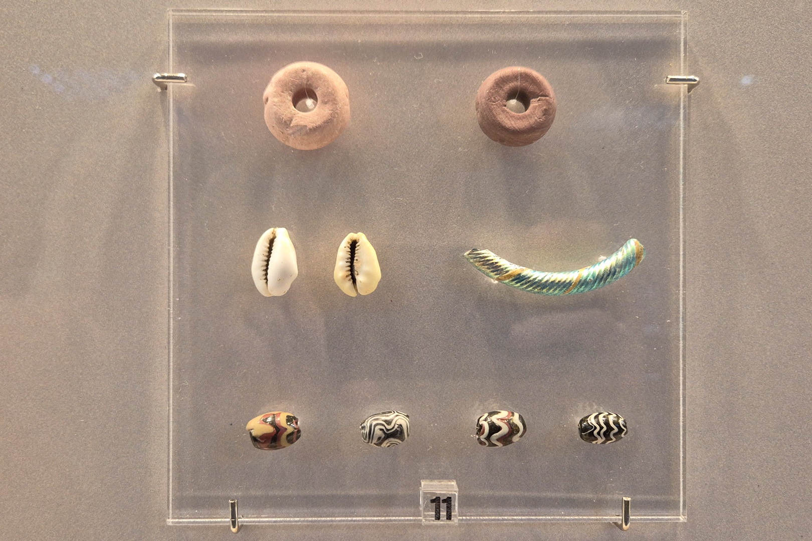 Древние бусины и ракушки, которые использовались в качестве денег.