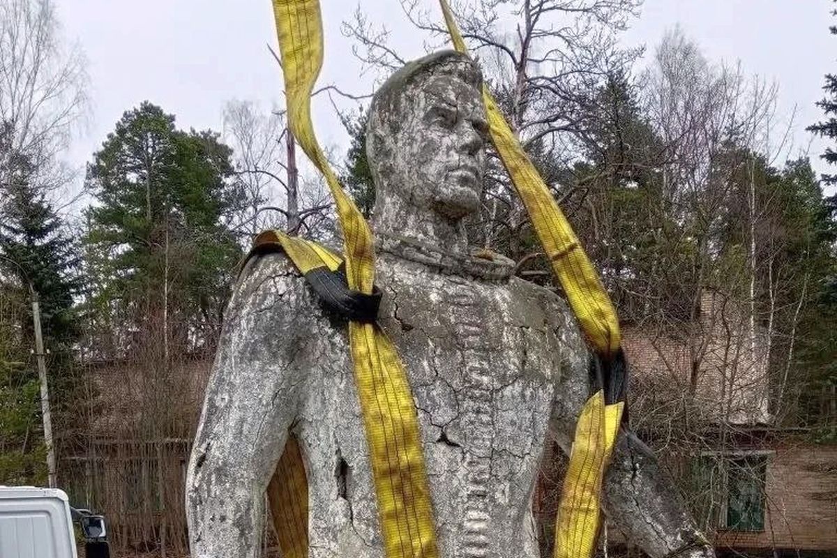 Энтузиасты разыскали во Владимирской области забытый памятник космонавту Владимиру Комарову.