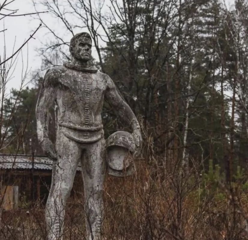 Монумент находился в ужасном состоянии где-то на заброшенной территории.