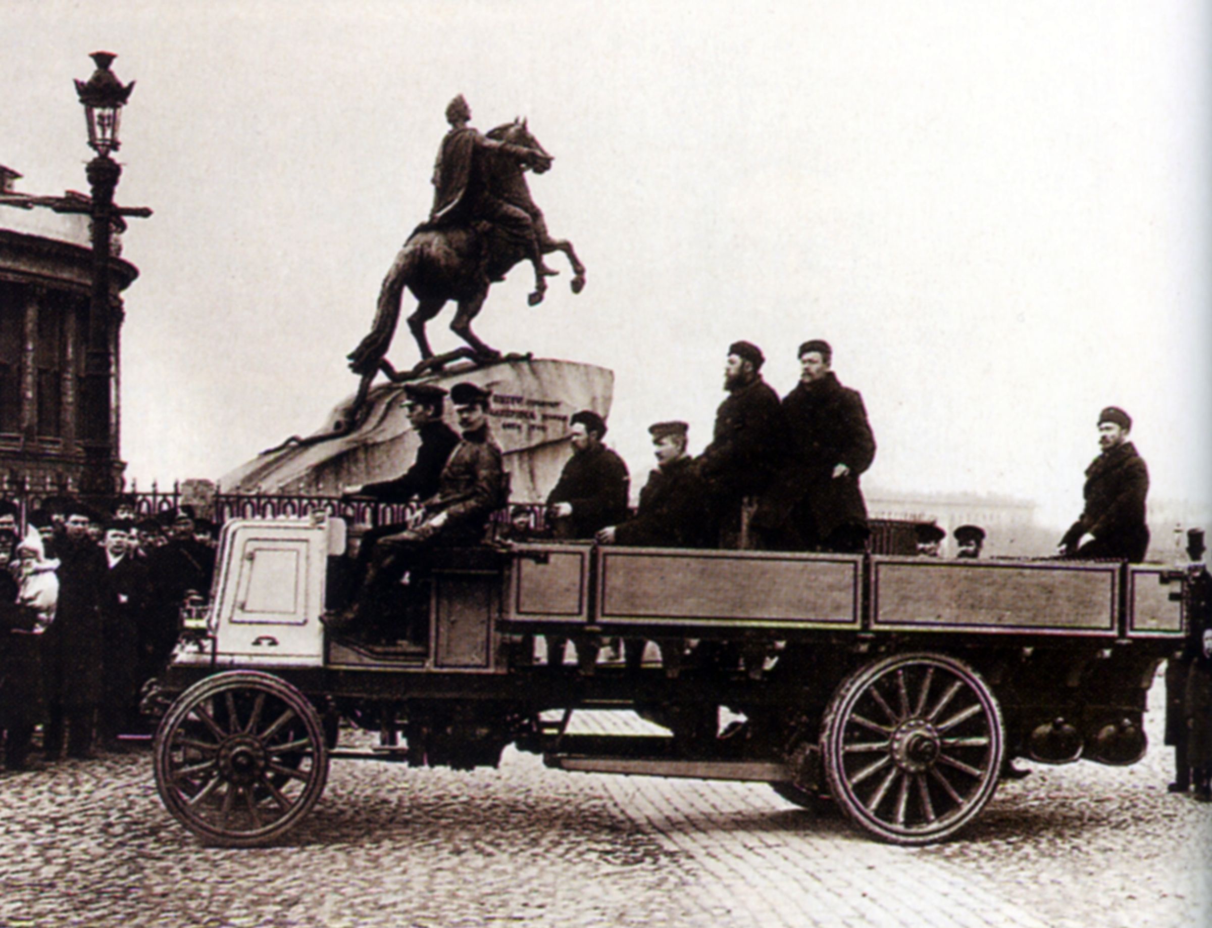 Грузовой автомобиль на Сенатской площади. 1910 год.