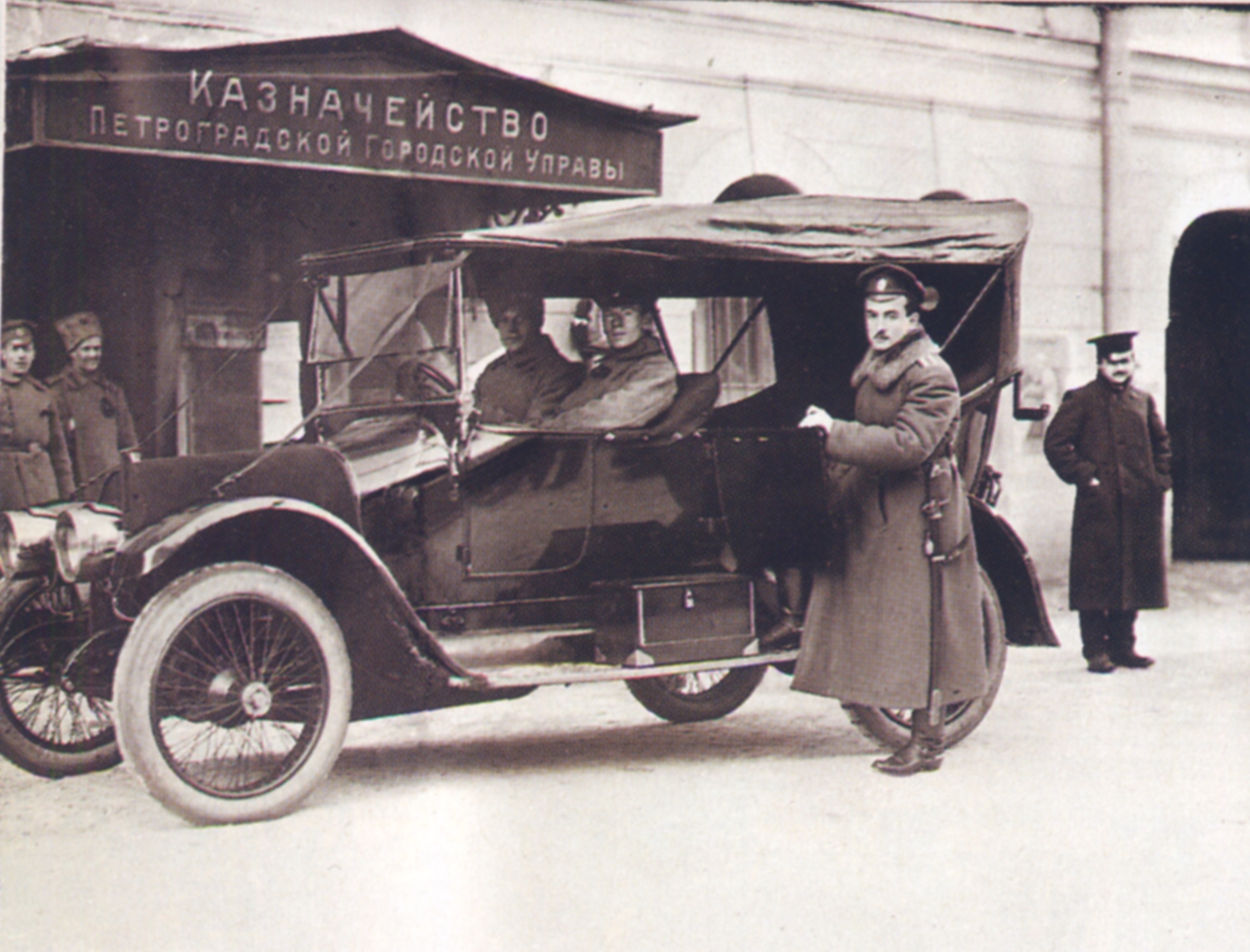 Штабной автомобиль Петроградского гарнизона. 1915 год.