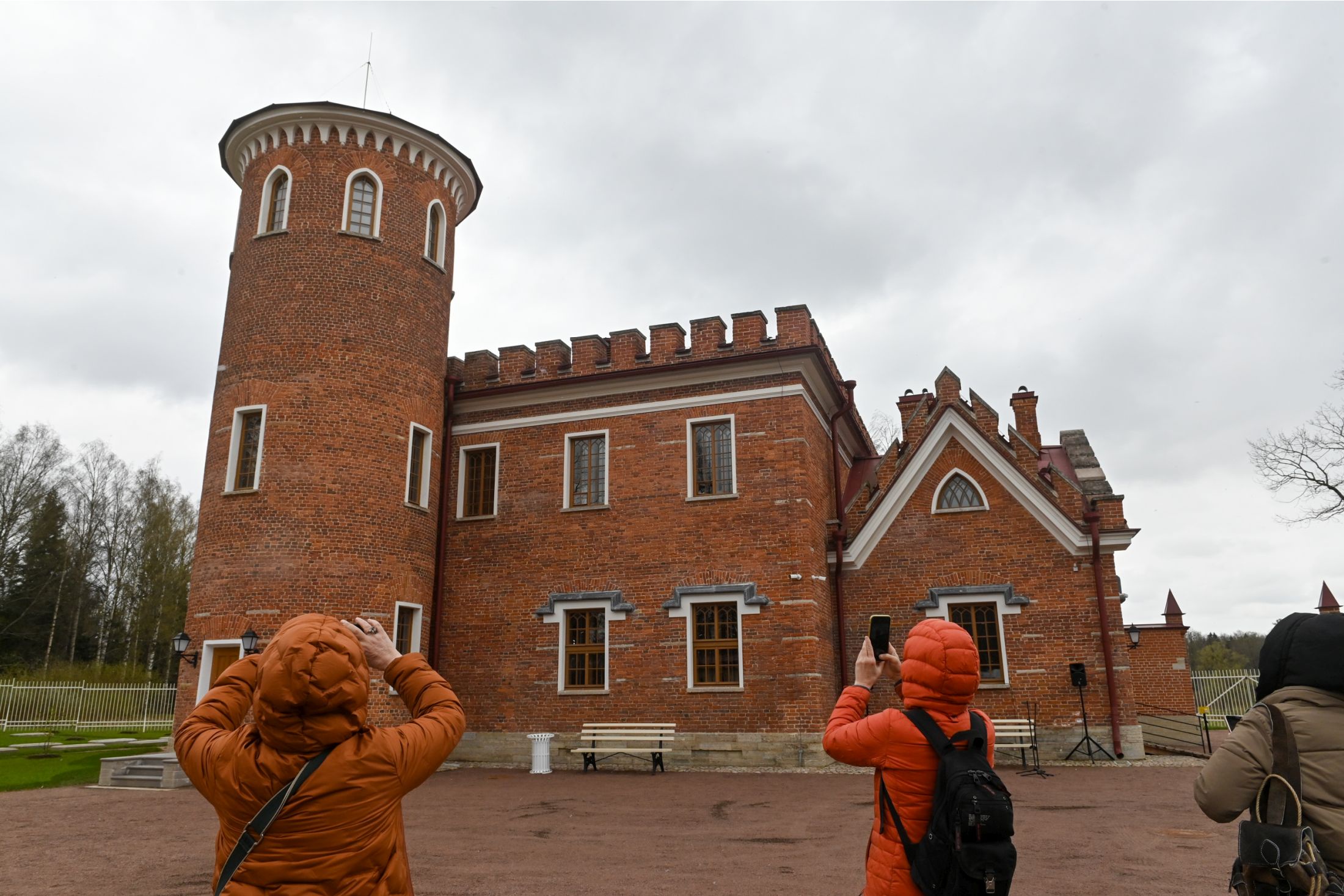 Пенсионерная конюшня - павильон на окраине Александровского парка, специально предназначенный для лошадей, не способных нести дальнейшую службу "по старости и слабости своей". 