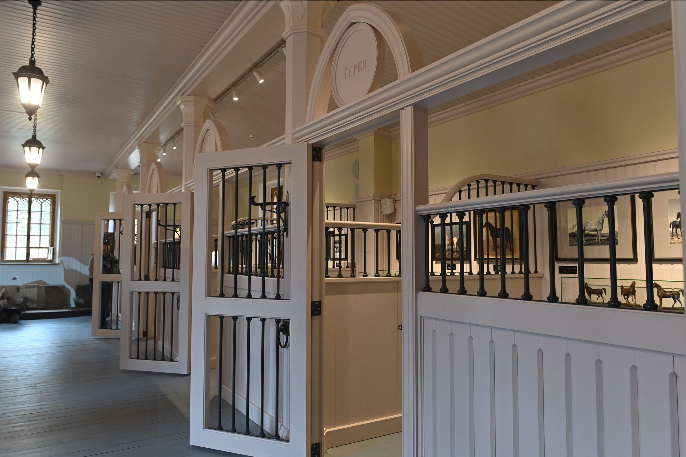 Строился в 1827-1830 годах по проекту архитектора Адама Менеласа.