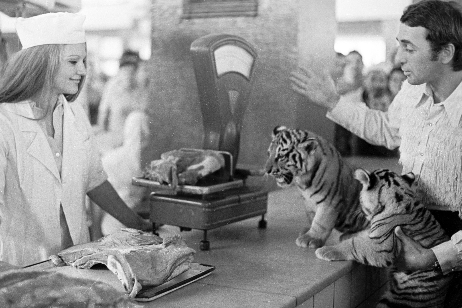 Дрессировщик Степан Денисов с тигрятами выбирает для них мясо на рынке. 1974 год. 