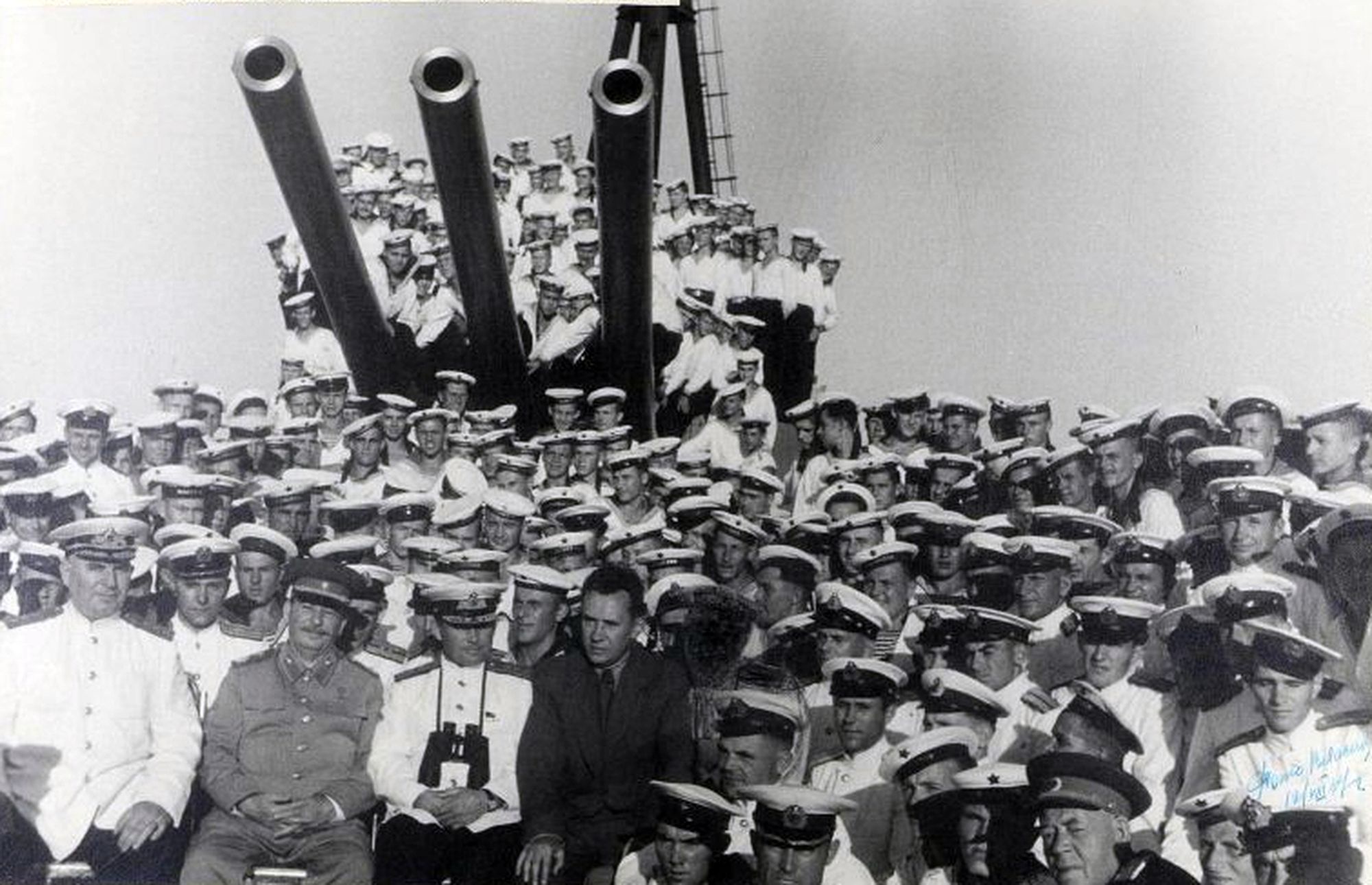 И.В. Сталин и А. Н. Косыгин на борту крейсера "Молотов". 11 сентября 1947 года. Генералиссимус был убежденным и последовательным сторонником создания в стране мощного океанского флота.  