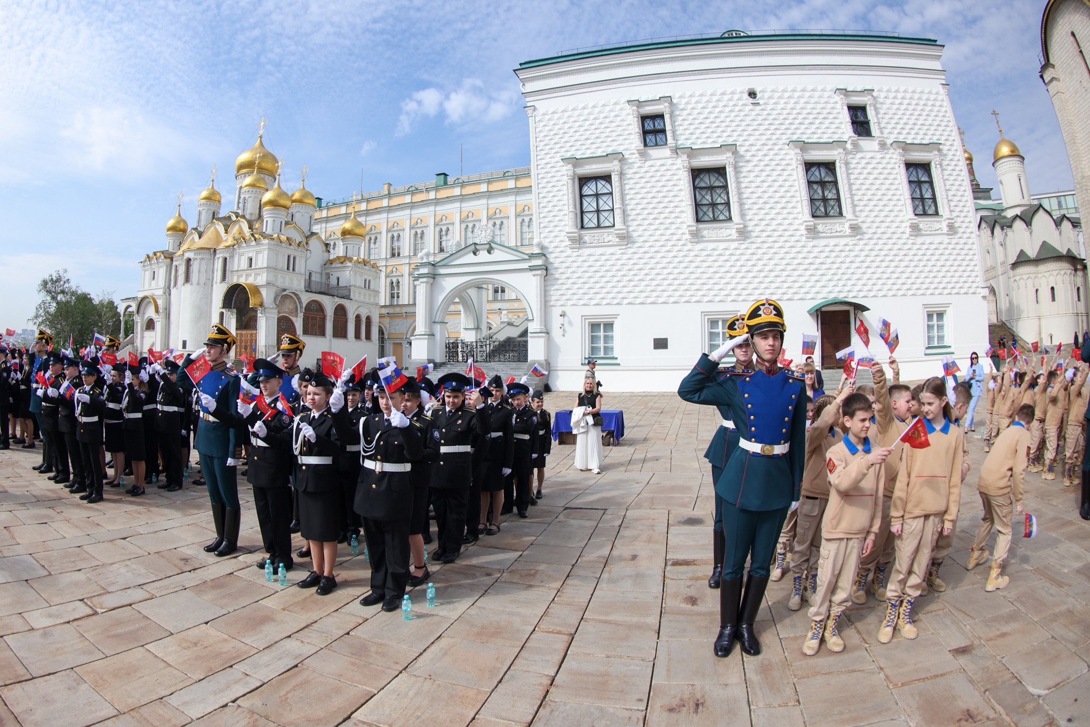 Кремлевский выпуск: кадеты ФСО получили аттестаты на Соборной площади