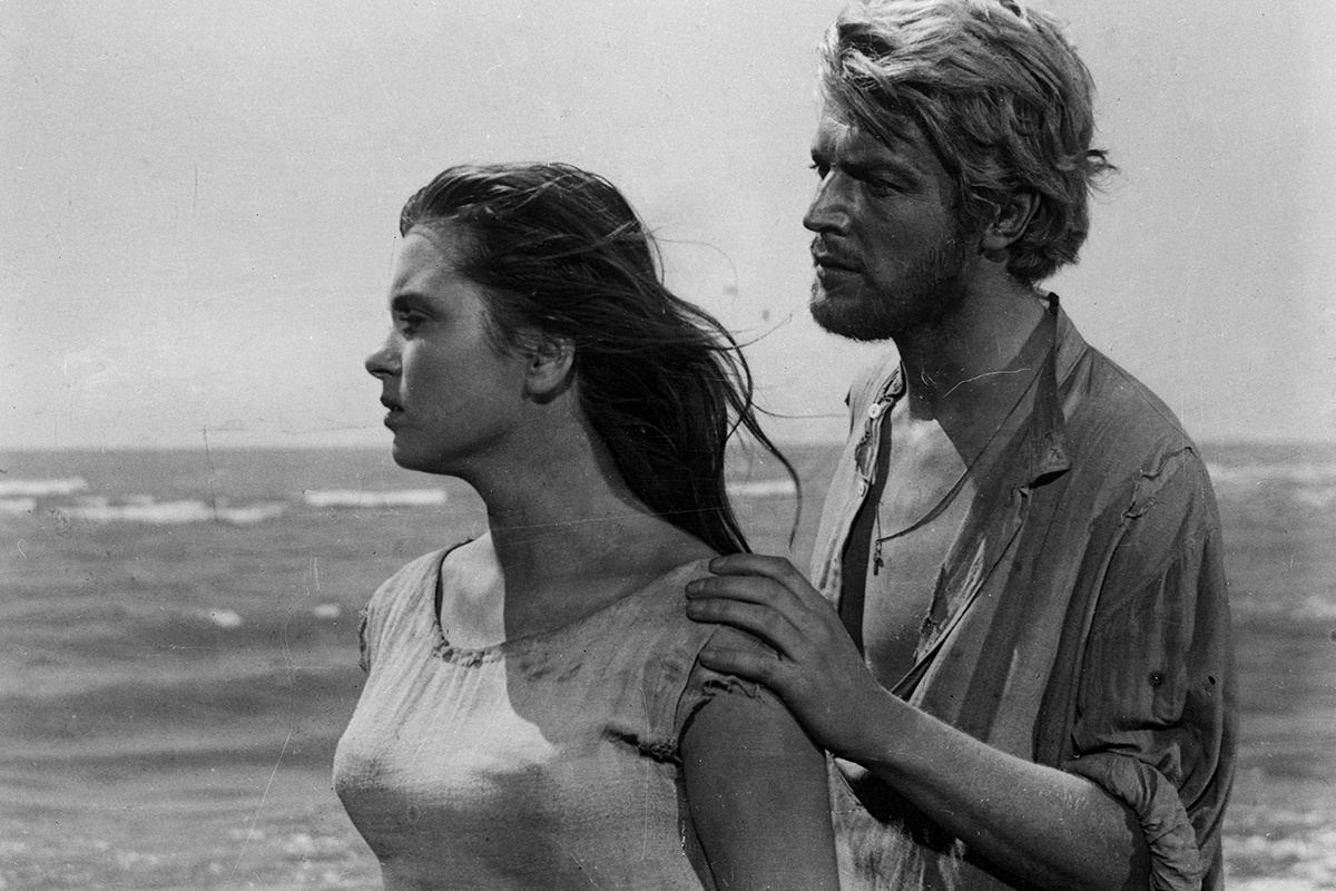 Изольда Извицкая и Олег Стриженов в фильме "Сорок первый". 1956