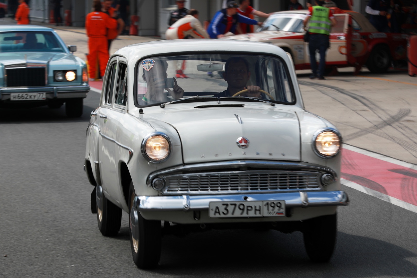 Автомобиль "Москвич-407" на параде классических автомобилей и мототехники во время торжественного открытия VII автомобильного фестиваля Moscow Classic на автодроме Moscow Raceway в Московской области. 2019 год. 