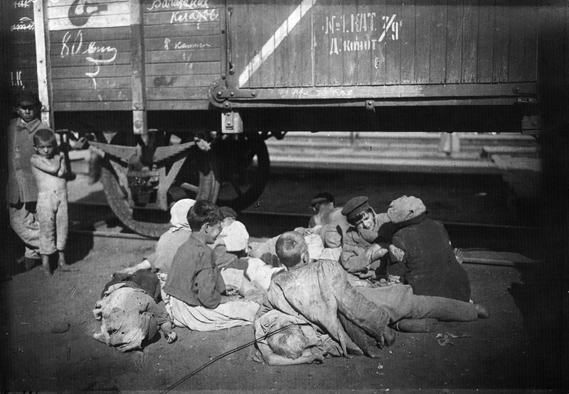 Беспризорные и голодающие дети на Николаевском вокзале, Москва, 1920-е