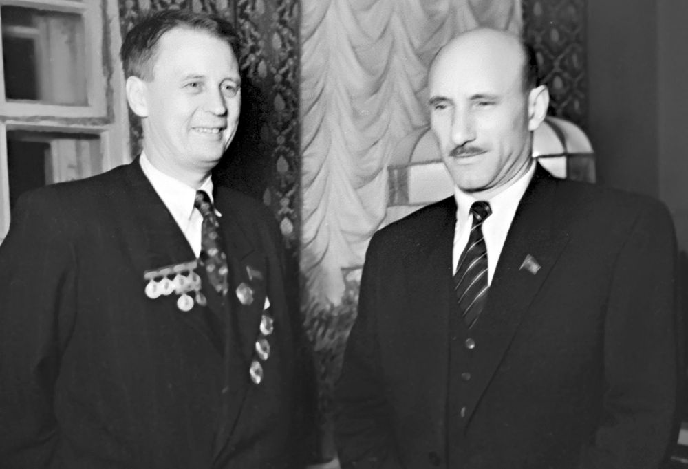 Режиссеры С.А. Герасимов и И.А. Пырьев в Доме кино.