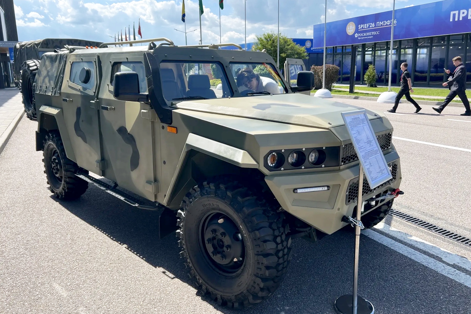 Легкий бронированный автомобиль многоцелевого назначения "Комбат Б".