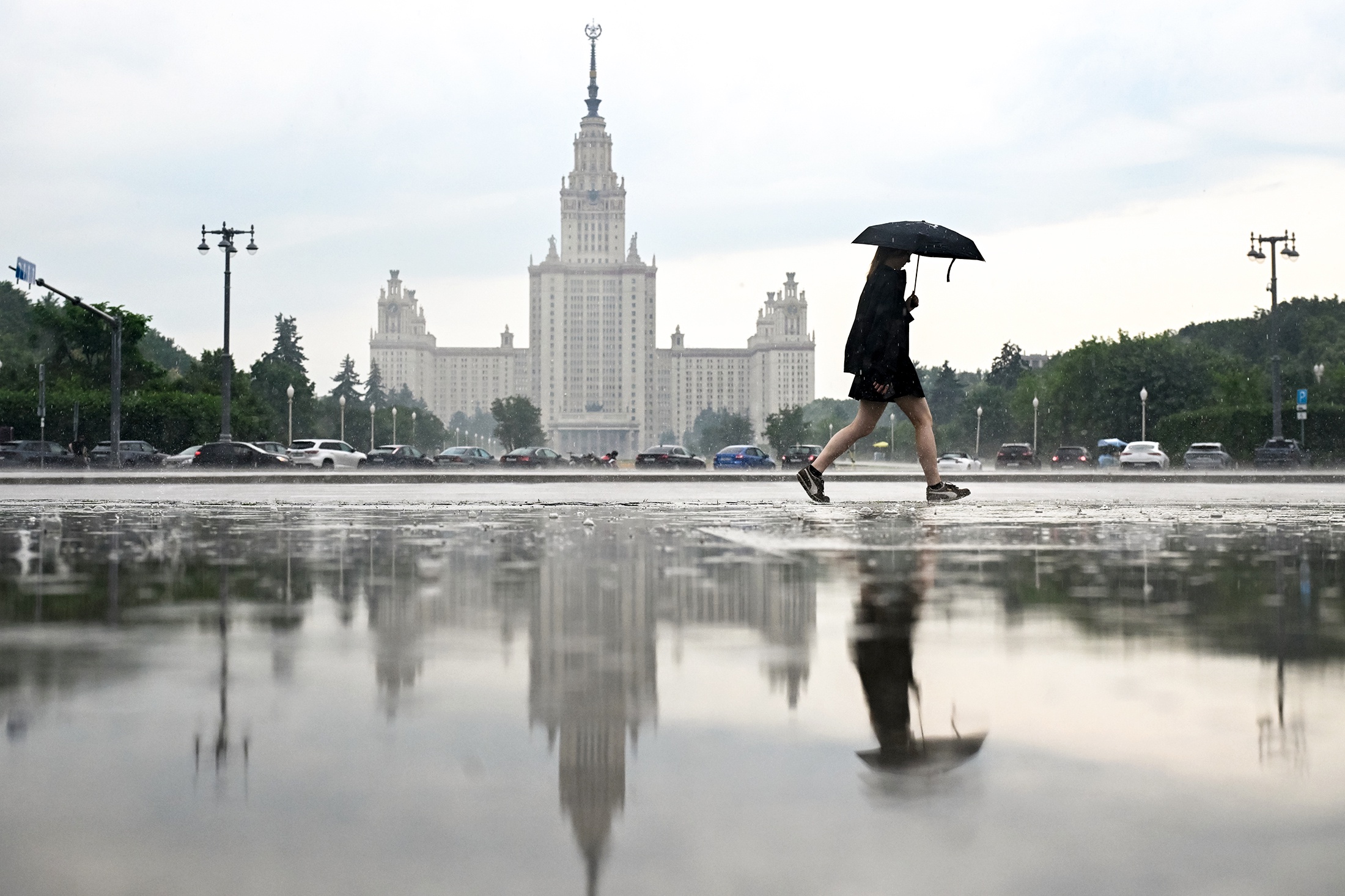 Дожди и умеренное тепло задержатся в Москве до августа