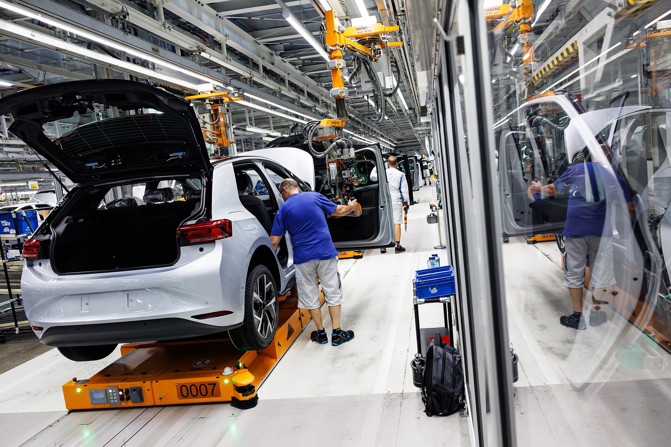 Volkswagen начал распродавать активы