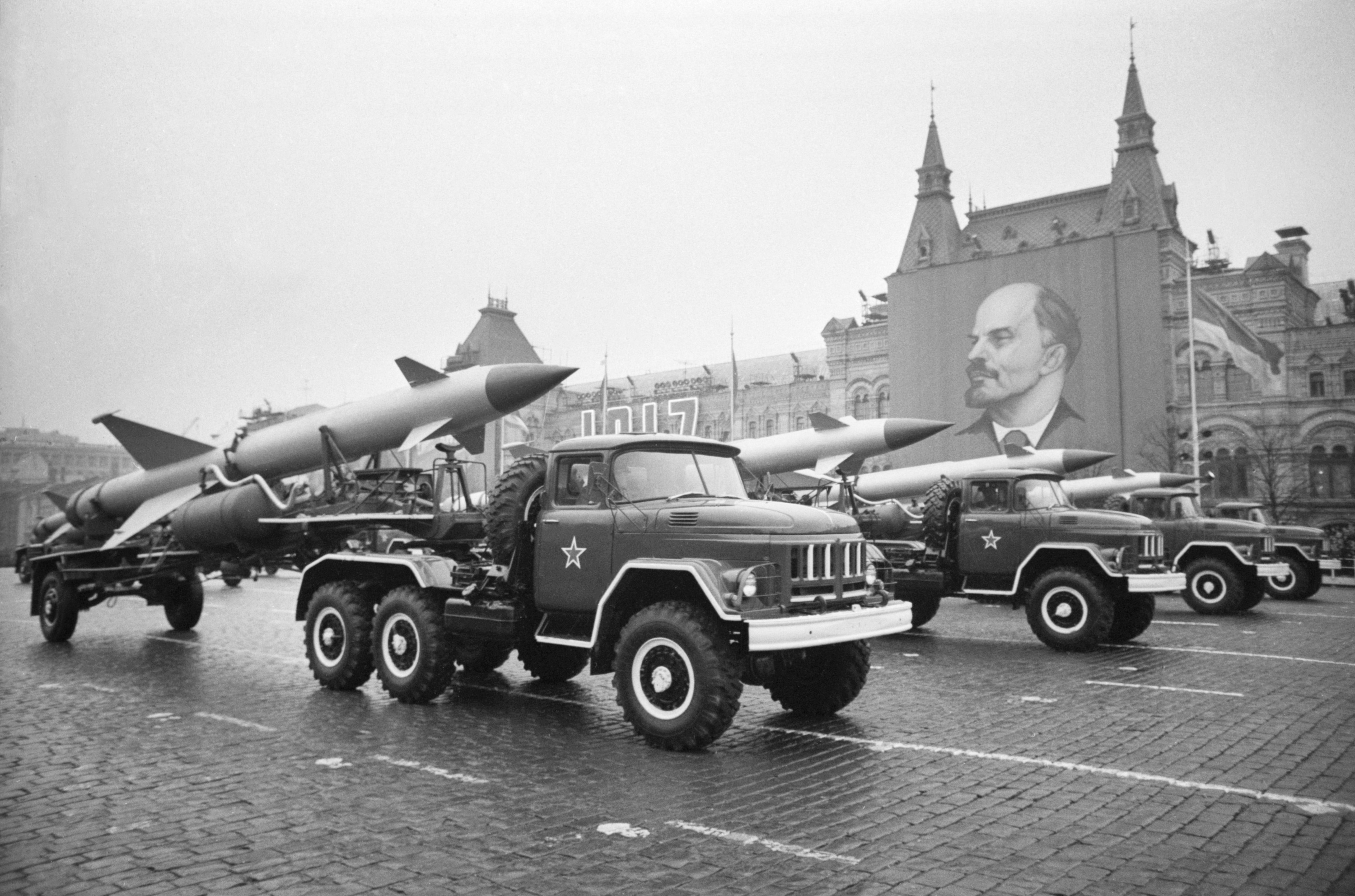 Зенитный ракетный комплекс С-25 "Беркут" 42-го гвардейского зенитного ракетного Путиловско-Кировского ордена Ленина полка ПВО на базе ЗИЛ-131В на военном параде в честь празднования 58-й годовщины Великой Октябрьской социалистической революции.
