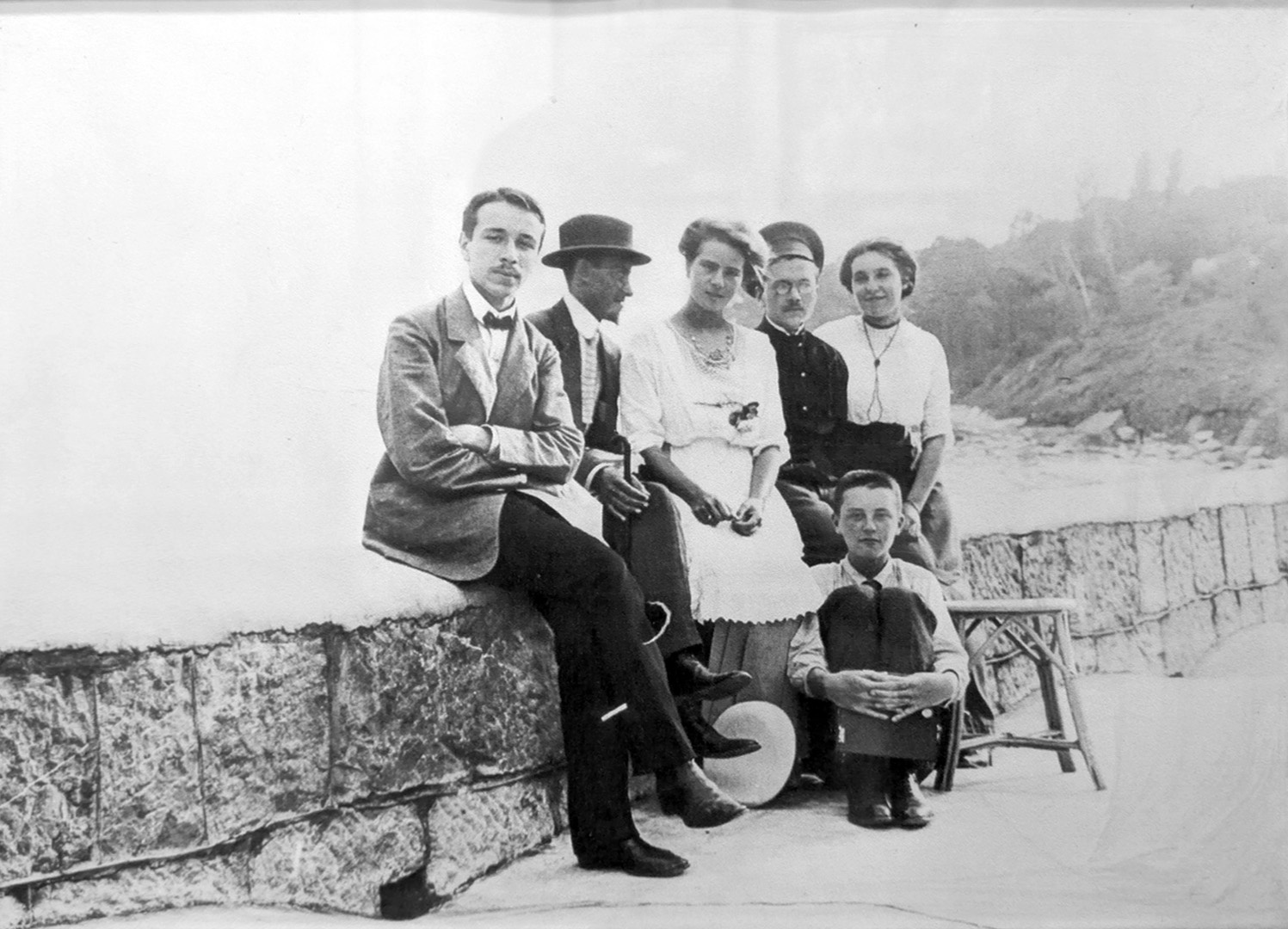 Сергей и Зинаида Первушины в компании молодежи. Алупка, 1911 год. 