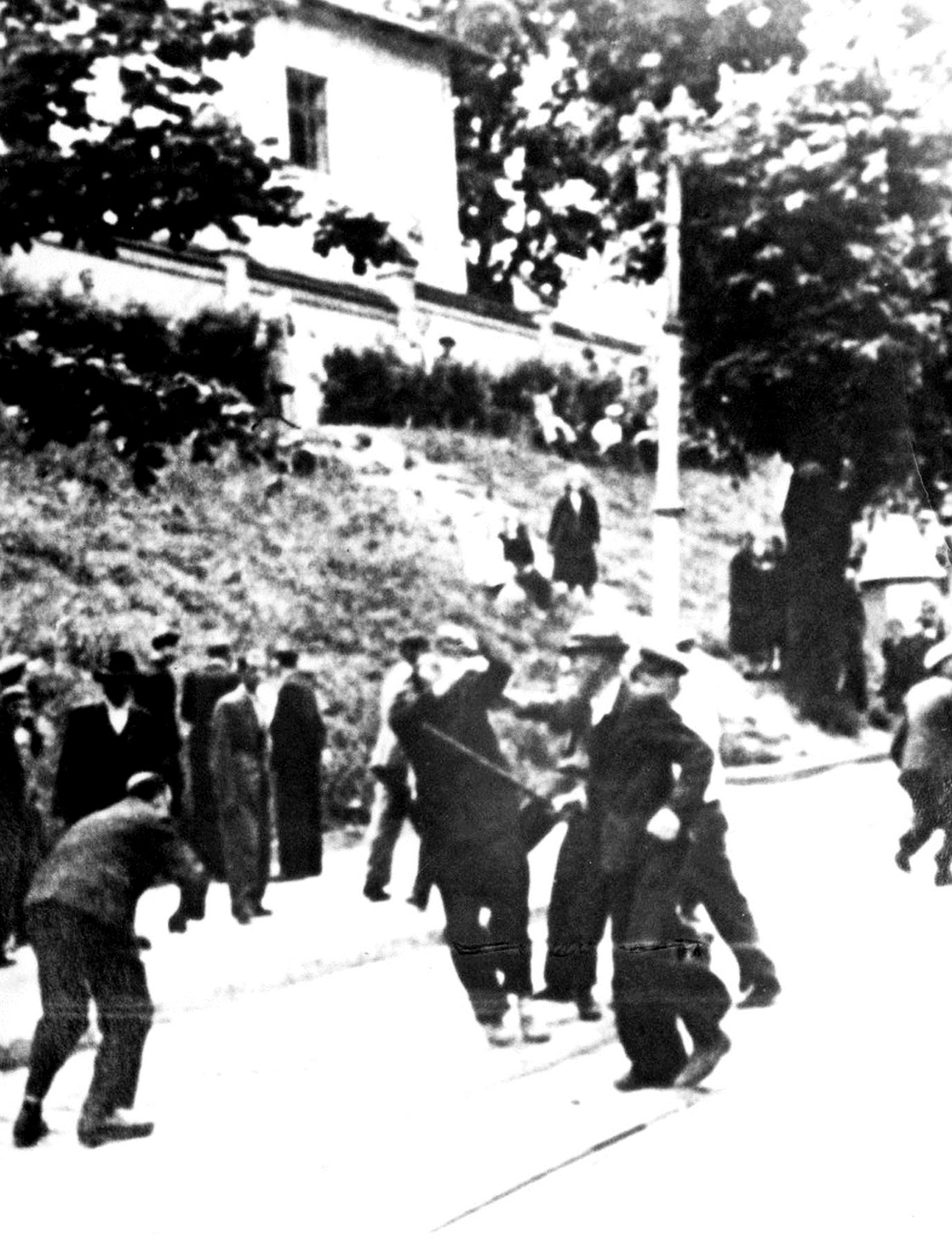 Бойцы милиции ОУН бьют евреев палками на улице Коперника во Львове, июль 1941 г.