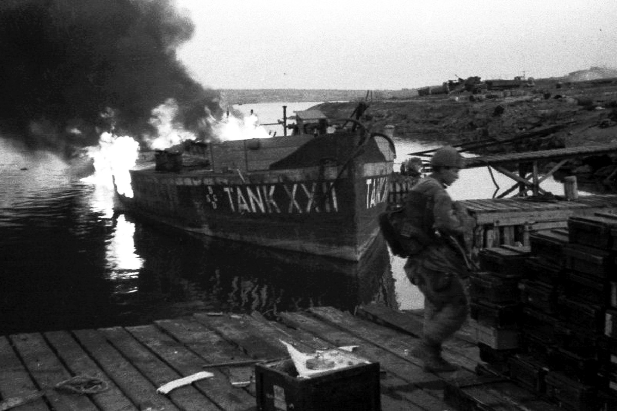 Горит фашистский танкер в Казачьей бухте. 1944 г. Фото Н. Хряпкина.