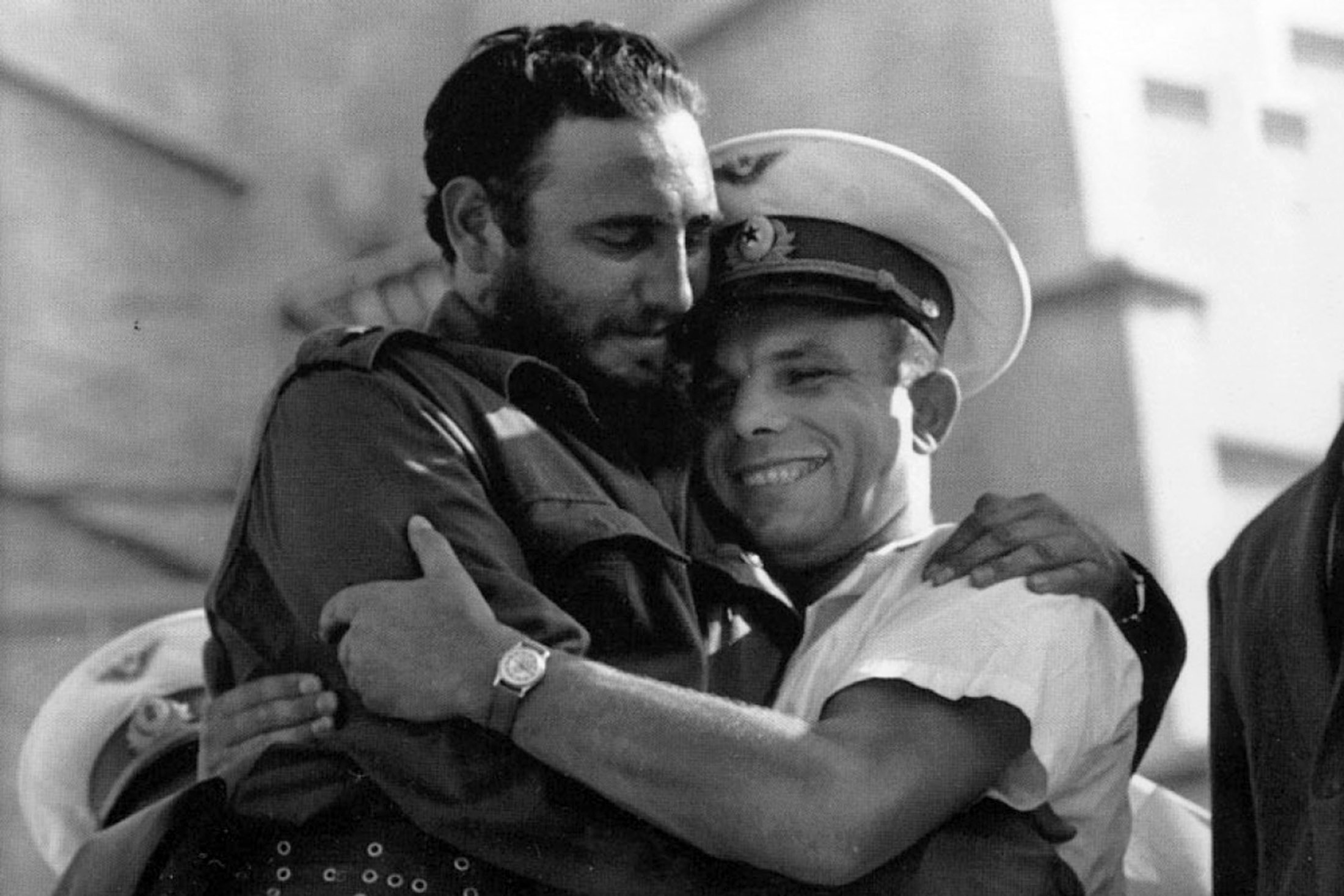 fidel-gagarin-hug_deb.jpg