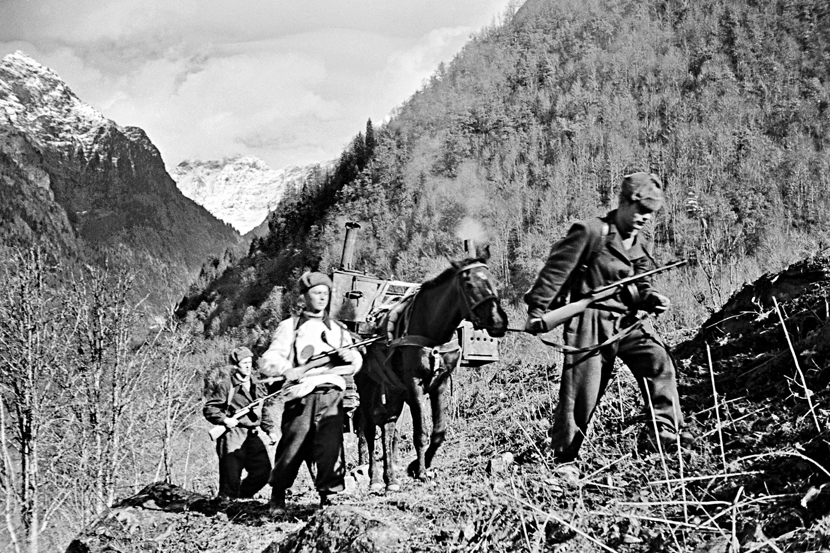 Походная кухня на&nbsp;горной тропе. Кавказ. 1942&nbsp;год.
