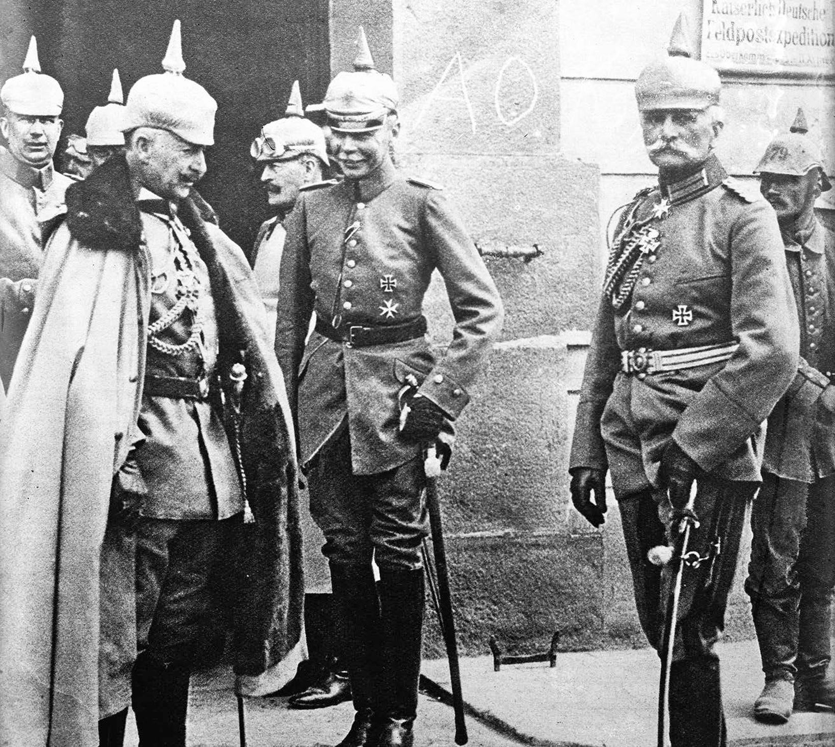 Вильгельм II (слева) с одним из своих любимых военачальников Августом фон Макензеном в 1915 году. Между Макензеном и кайзером стоит начальник штаба Макензена Ганс фон Сект.
